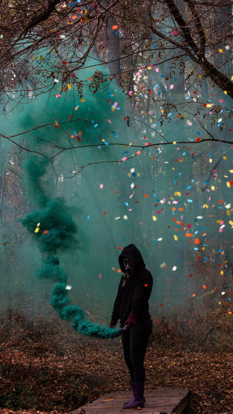 Обои противогаз, зеленый, дерево, свет, ветвь в разрешении 750x1334