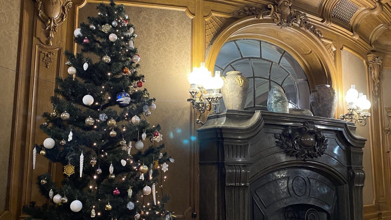 Обои елка, Рождественский день, освещение, этаж, дизайн интерьера в разрешении 1280x720