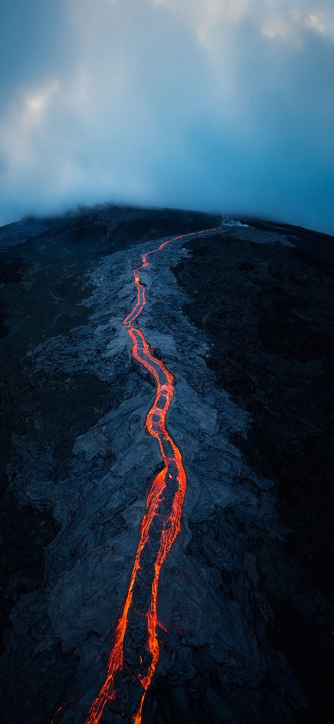 Обои лава, вулкан, природа, щитовой вулкан, облако в разрешении 1125x2436