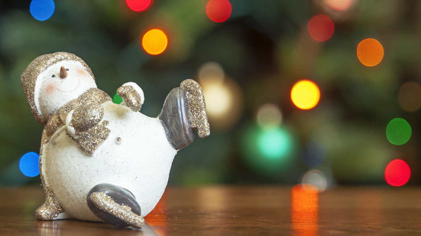 Обои Рождественский день, Снеговик, рождественский орнамент, дерево, Рождество в разрешении 1366x768