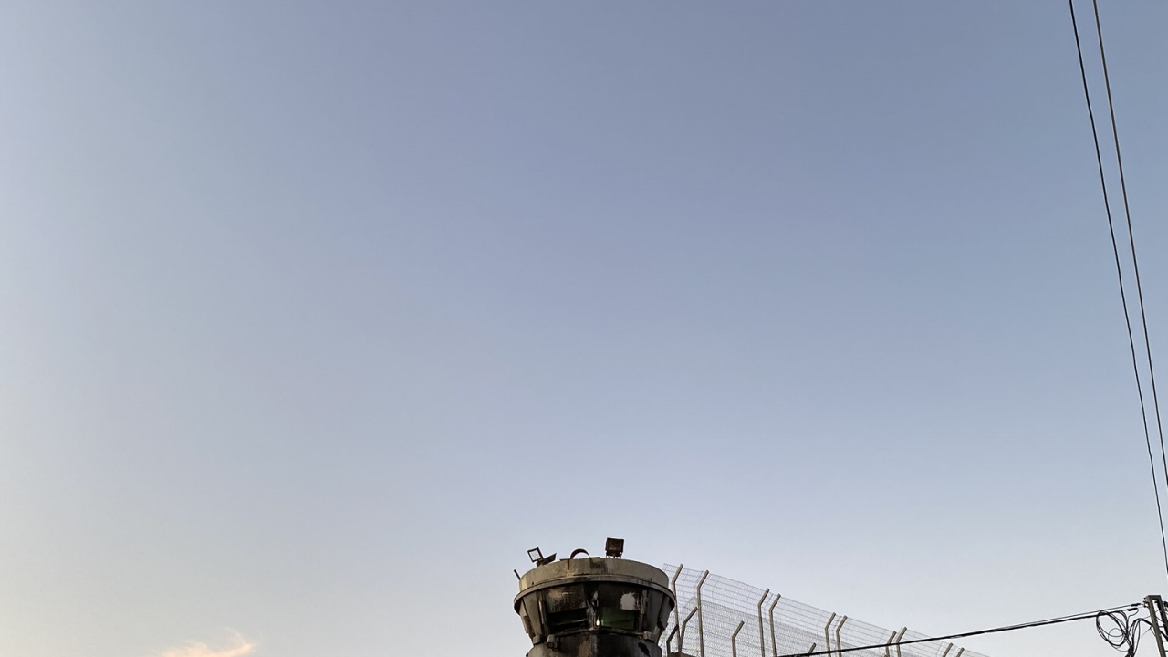 Обои водоем, дорога, зима, природа, архитектура в разрешении 1280x720