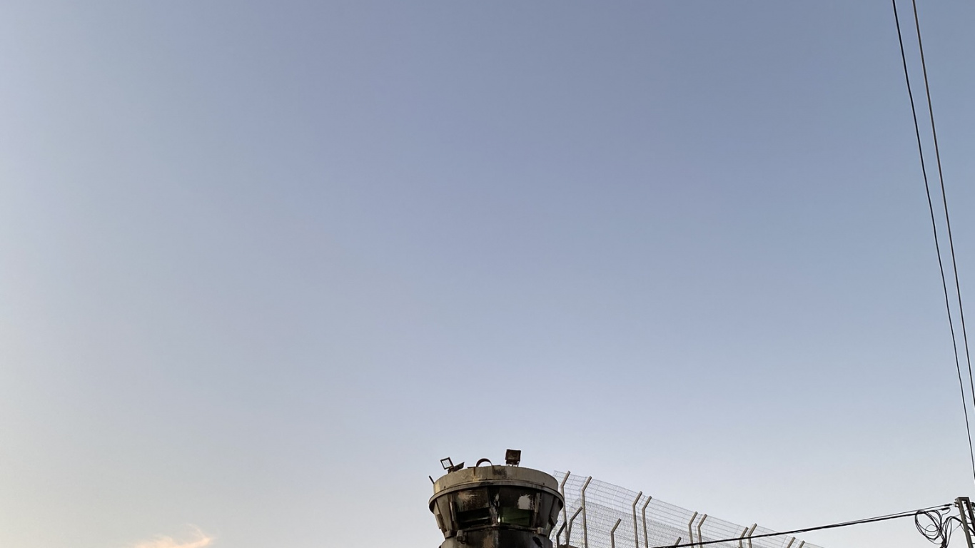 Обои водоем, дорога, зима, природа, архитектура в разрешении 1366x768