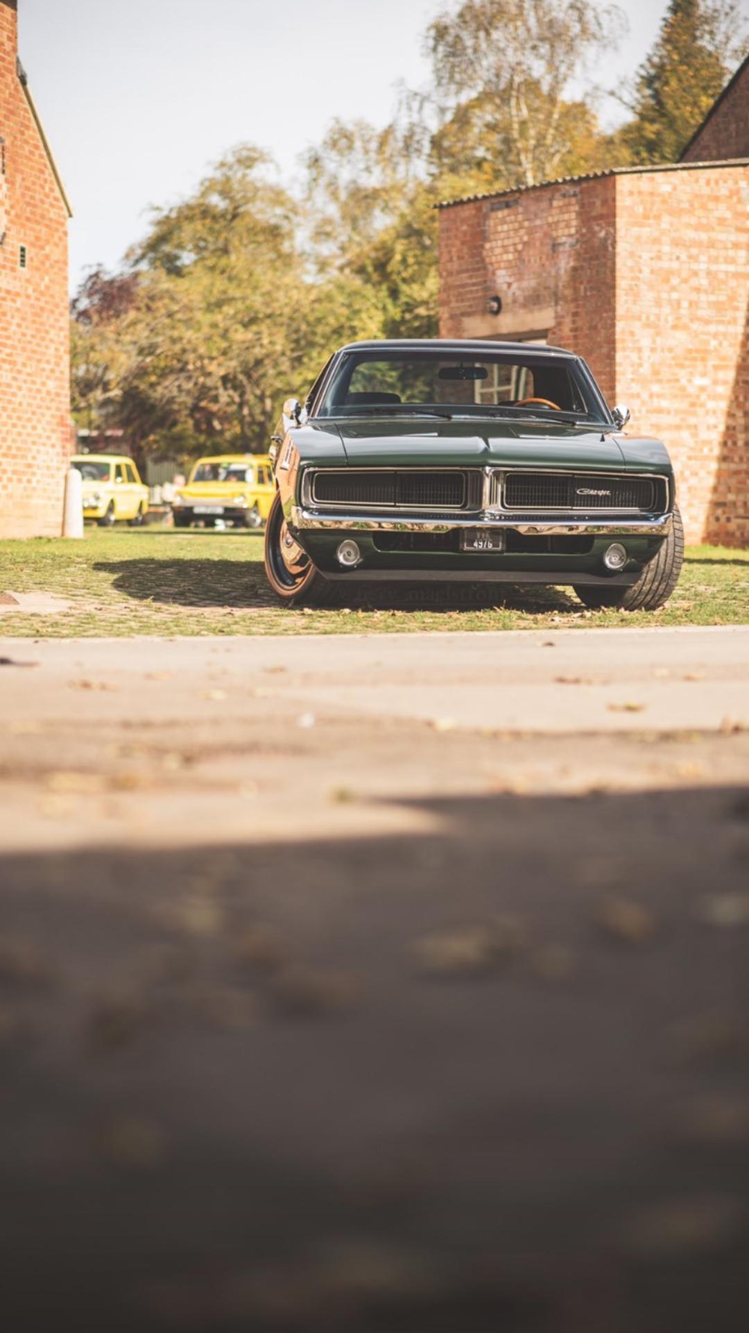 Обои отражение, dodge, легковые автомобили, шина, капюшон в разрешении 1080x1920