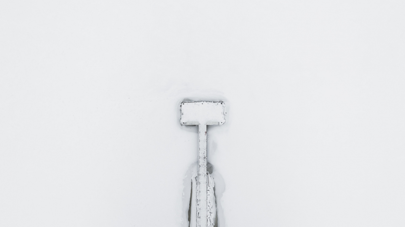 Обои ювелирные изделия, белые, стена, модный аксессуар, металл в разрешении 1366x768