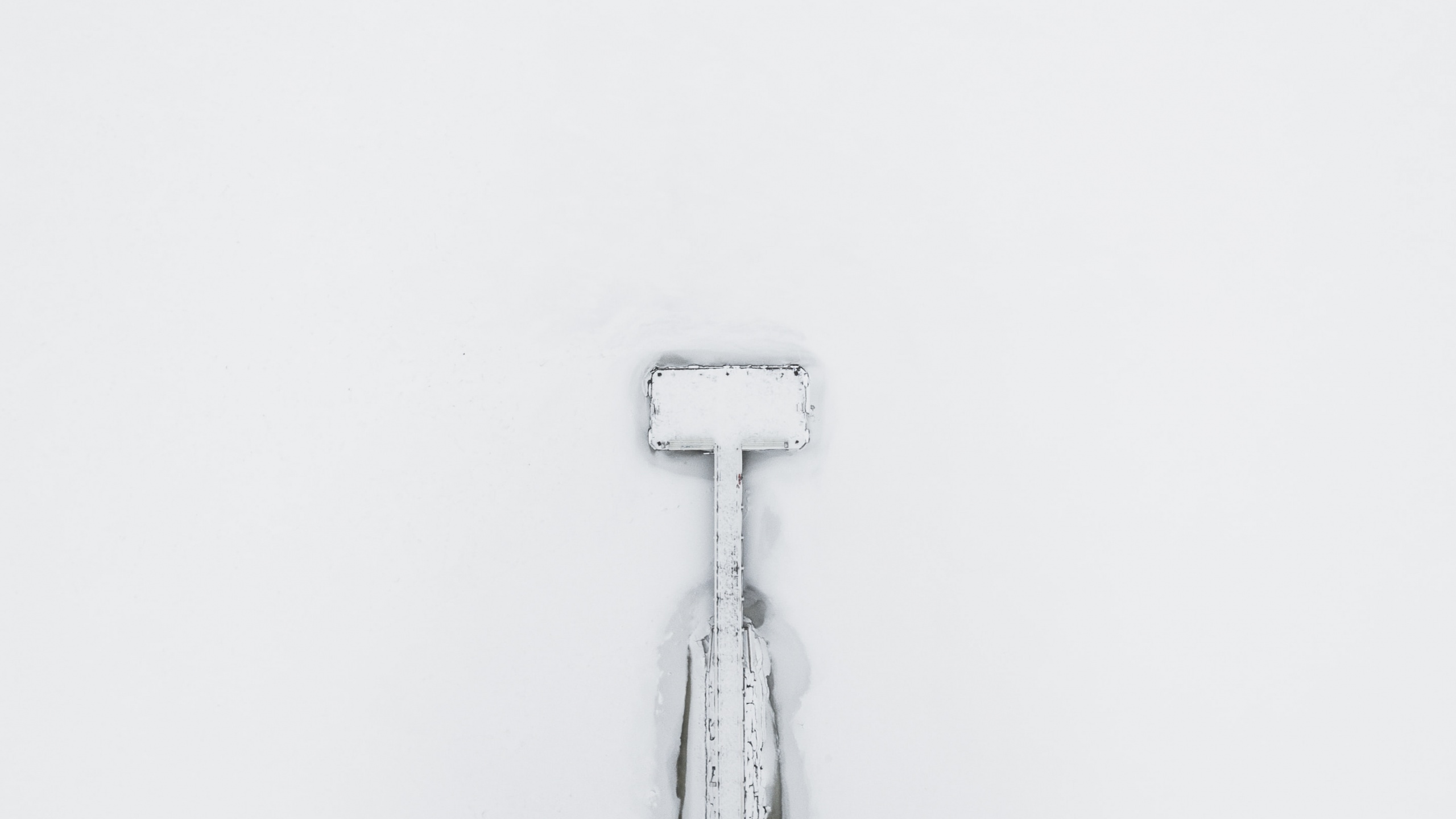 Обои ювелирные изделия, белые, стена, модный аксессуар, металл в разрешении 2560x1440