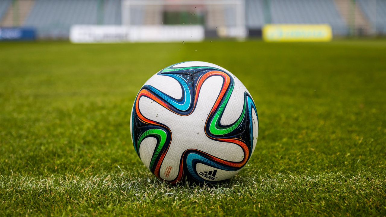 Обои футбольный мяч на траве, футбольное поле, мяч, стадион, футбольный мяч в разрешении 1280x720