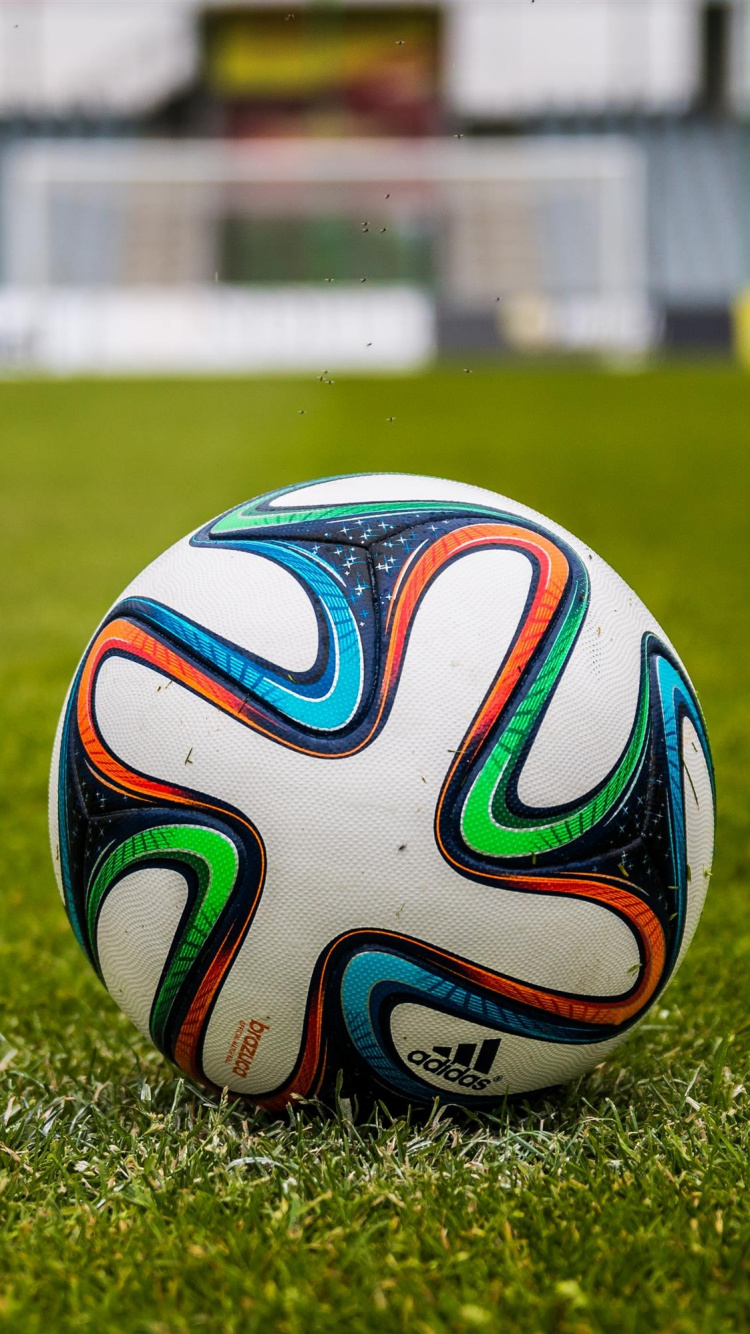 Обои футбольный мяч на траве, футбольное поле, мяч, стадион, футбольный мяч в разрешении 750x1334