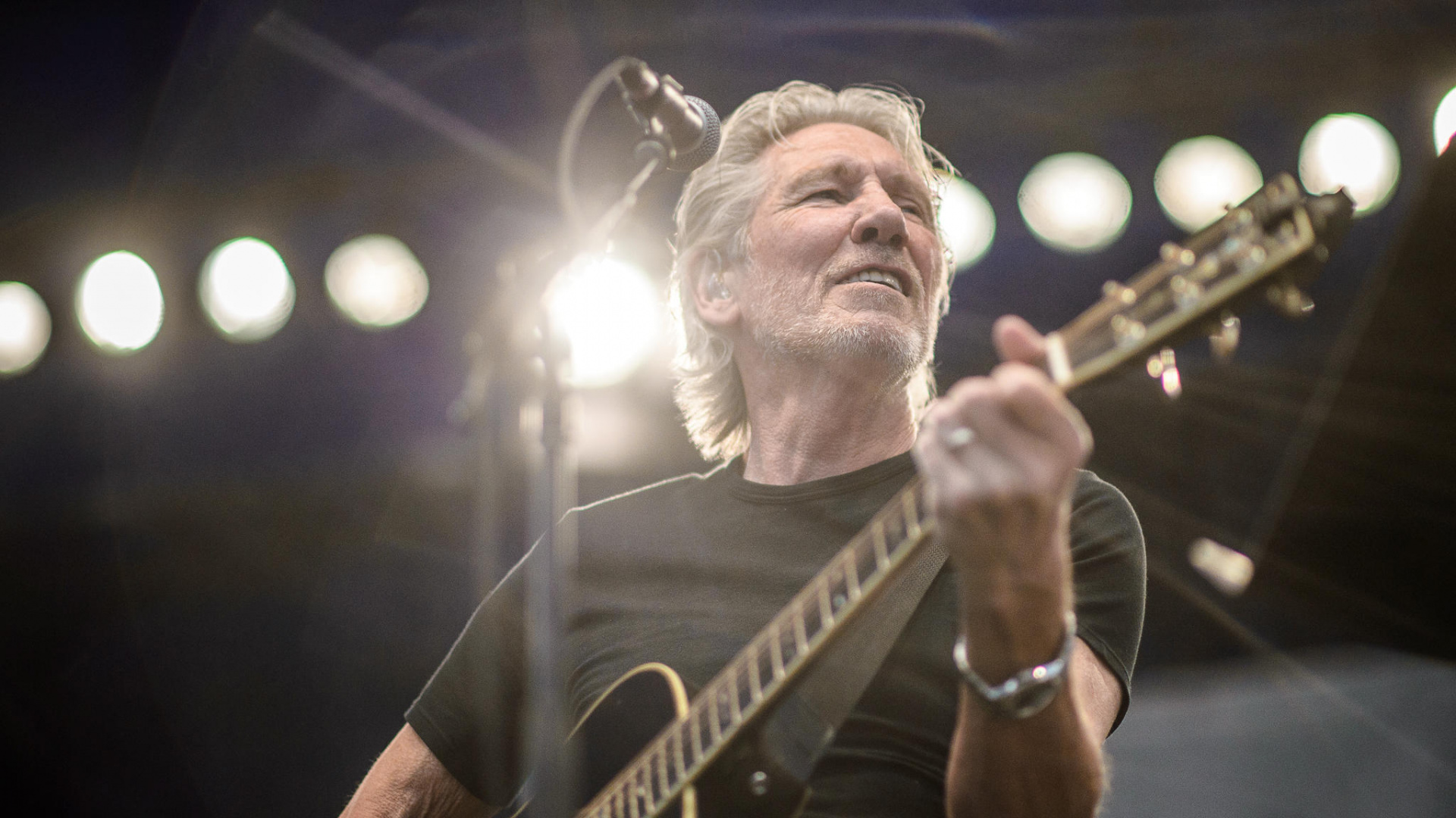 Обои музыкальный исполнитель, Роджер Уотерс, басгитара, акустическая гитара, Pink Floyd в разрешении 1920x1080