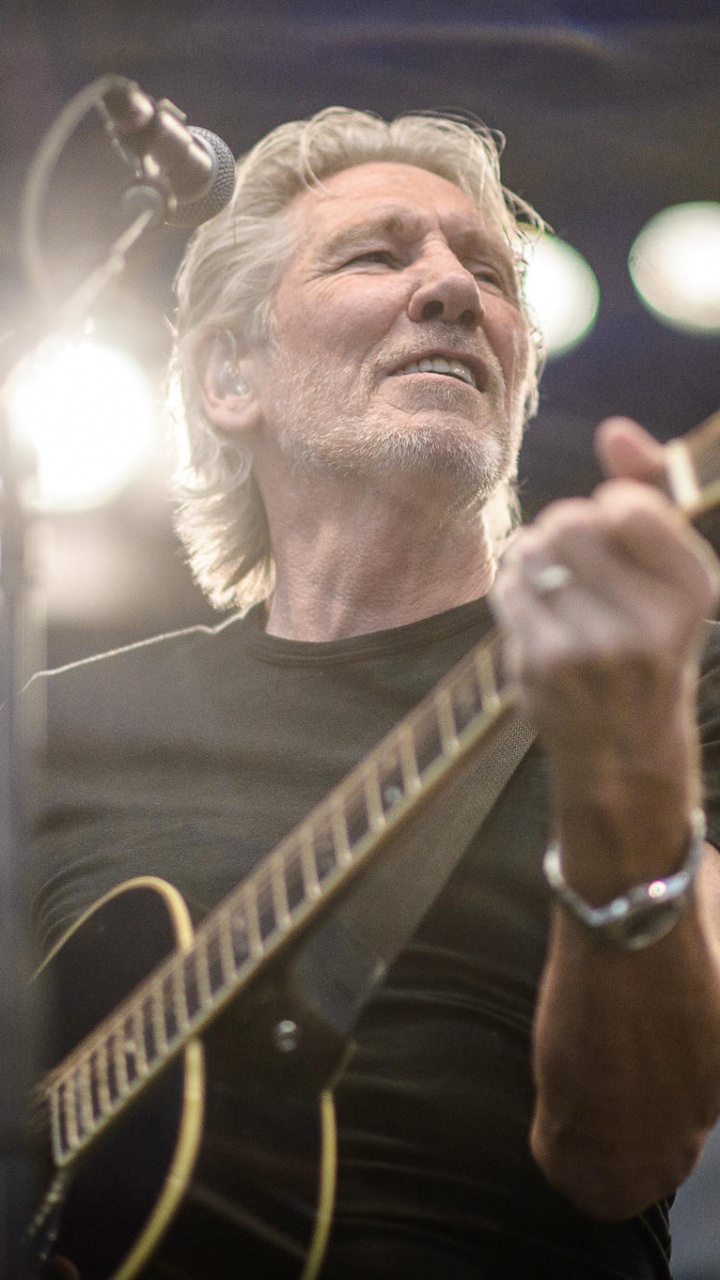 Обои музыкальный исполнитель, Роджер Уотерс, басгитара, акустическая гитара, Pink Floyd в разрешении 720x1280