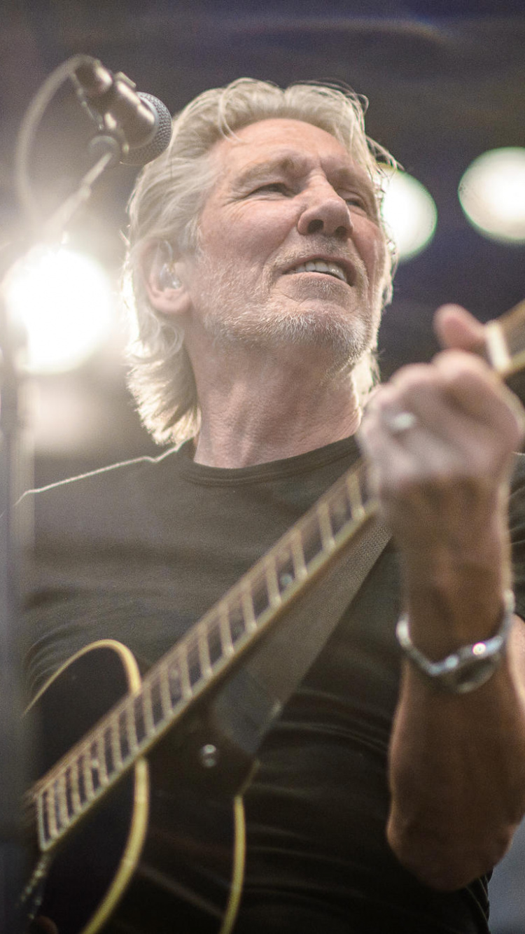 Обои музыкальный исполнитель, Роджер Уотерс, басгитара, акустическая гитара, Pink Floyd в разрешении 750x1334