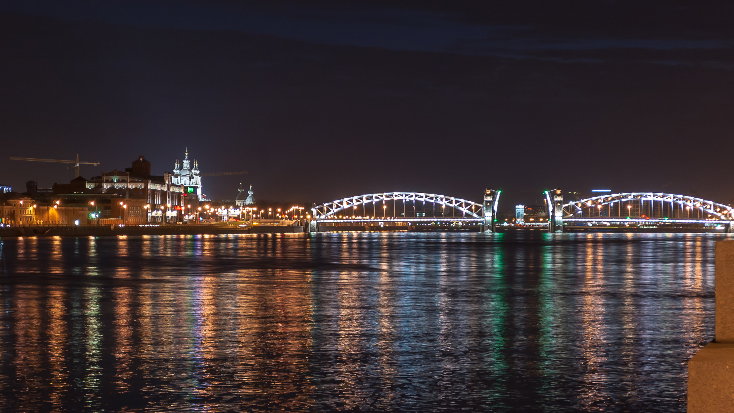 Обои отражение, городской пейзаж, ночь, вода, мост в разрешении 2560x1440