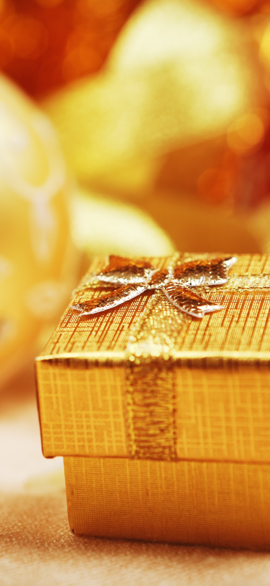 Обои Рождественский день, Новый год, желтый, золото, Новый Отель в разрешении 1125x2436