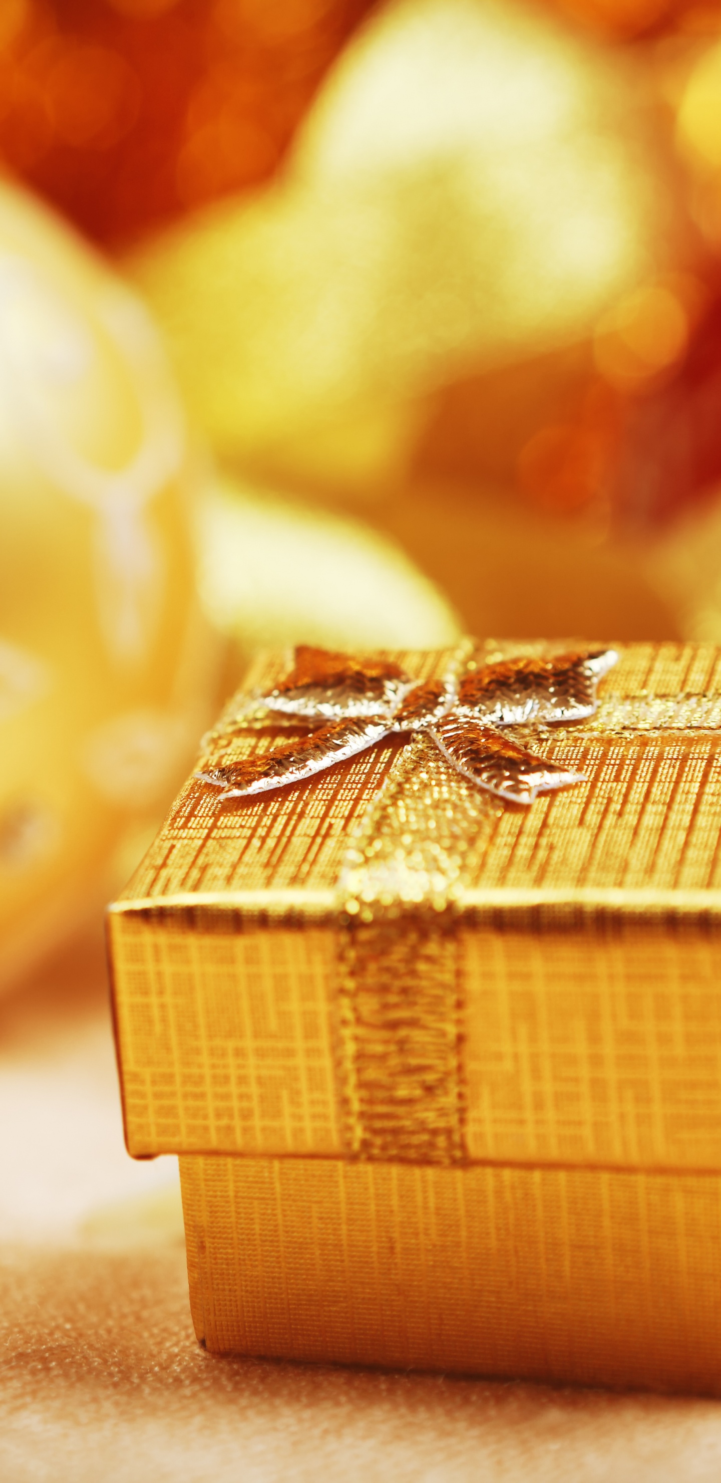 Обои Рождественский день, Новый год, желтый, золото, Новый Отель в разрешении 1440x2960