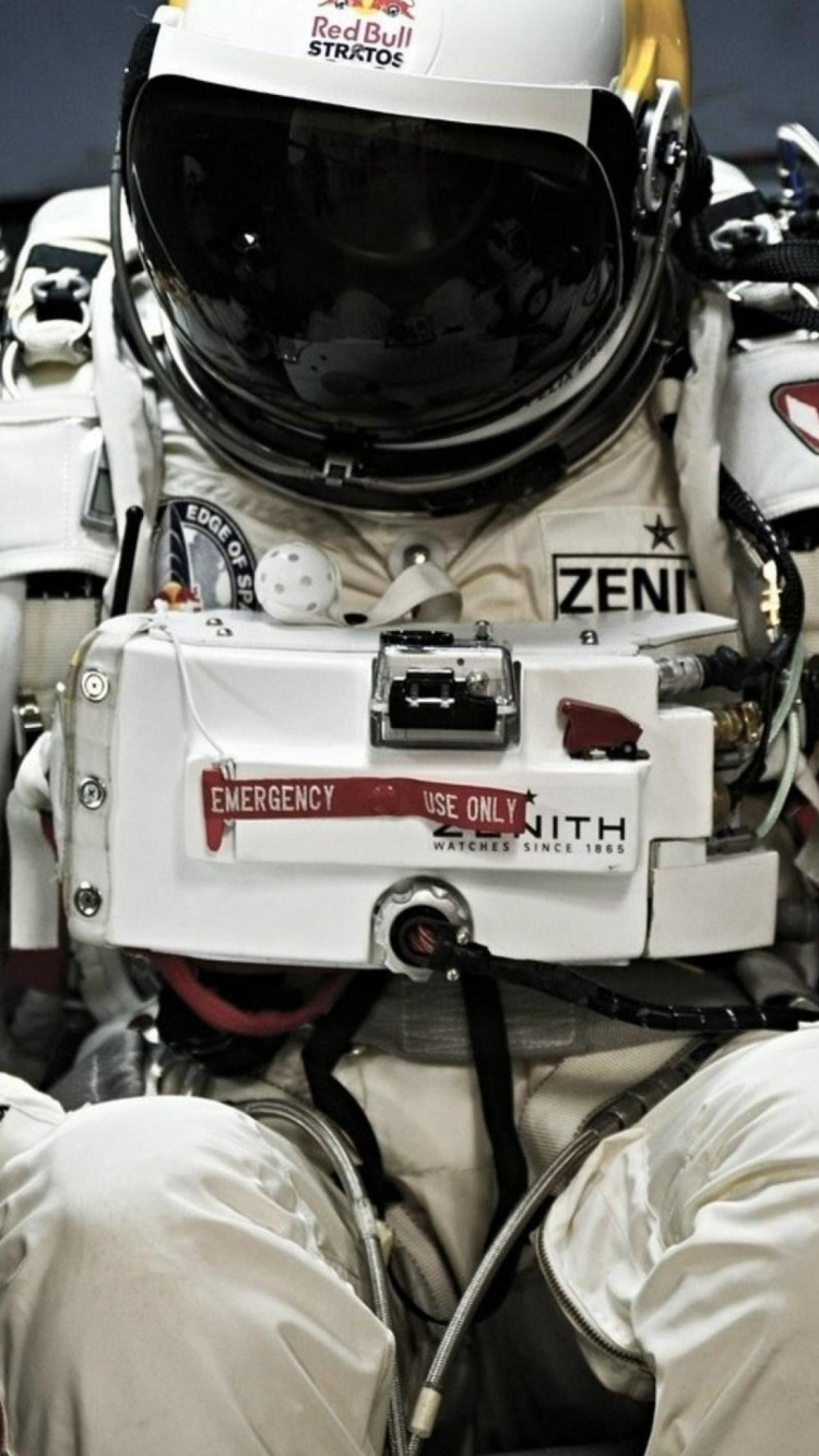 Обои Ред Булл Стратос, парашютный спорт, Космический дайвинг, Red Bull, шлем в разрешении 750x1334
