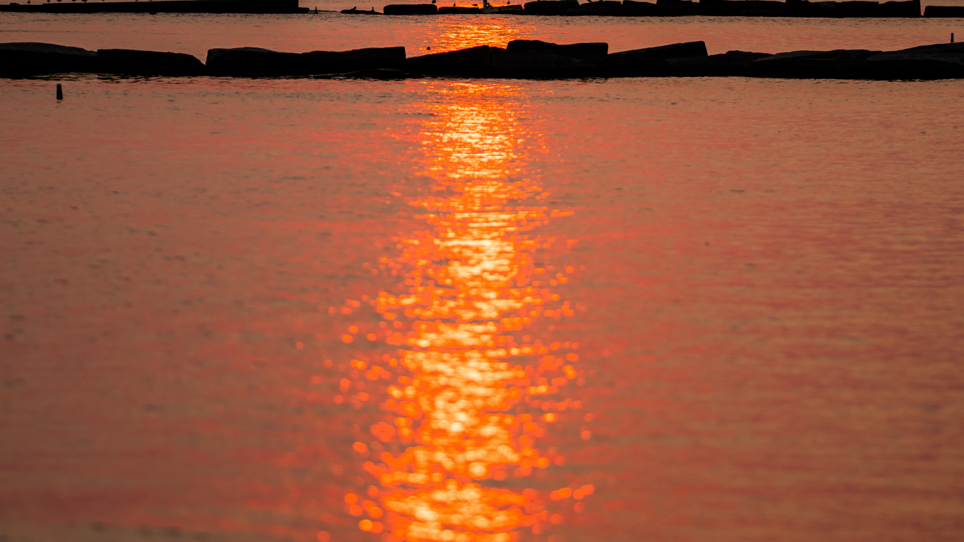 Обои отражение, вода, гидроресурсы, атмосфера, дневное время в разрешении 1366x768