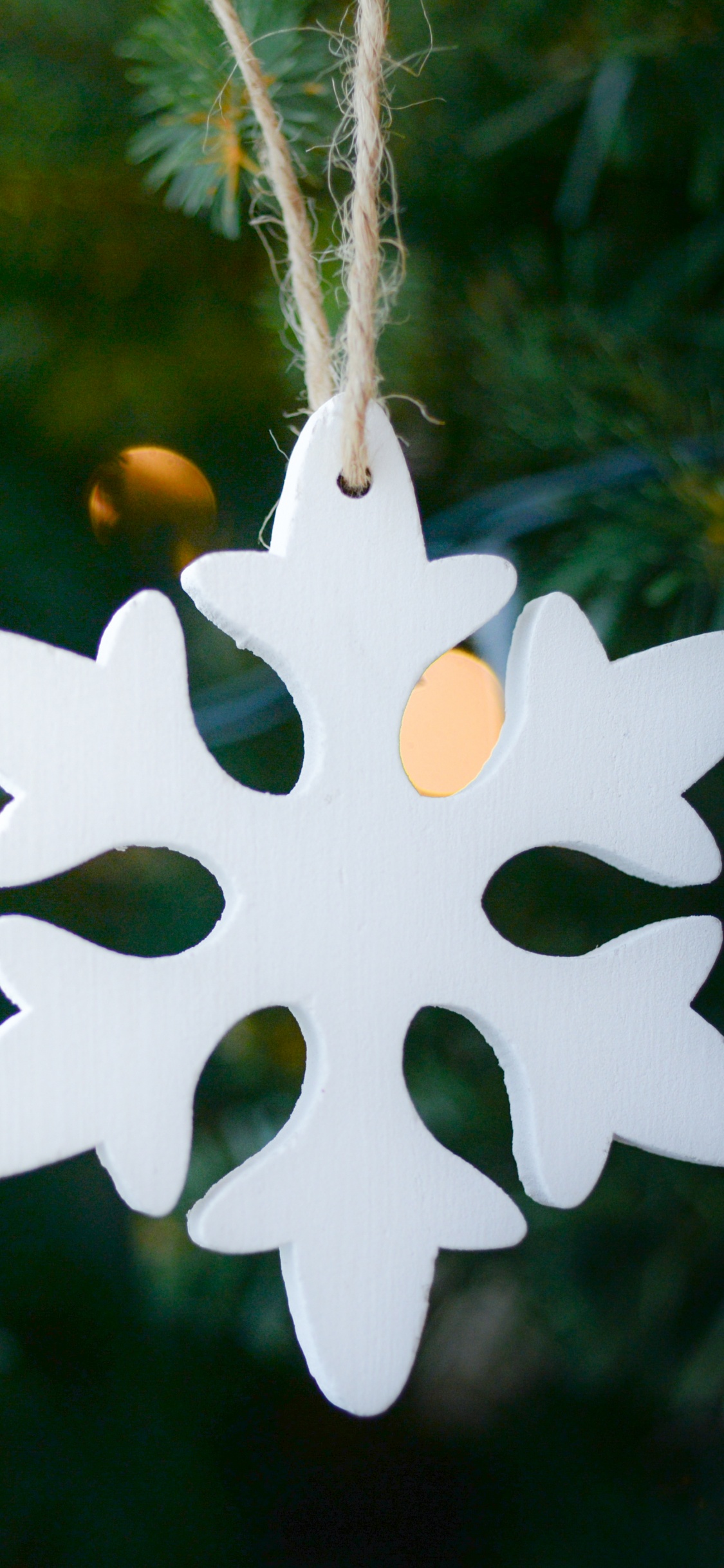 Обои Рождество, завод, дерево, Рождественские украшения, Снежинка в разрешении 1125x2436