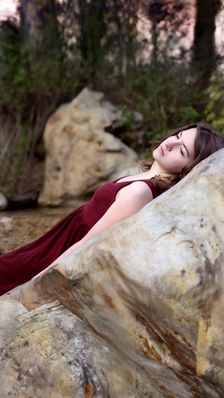 Обои вода, валун, рок, растение, лист в разрешении 750x1334