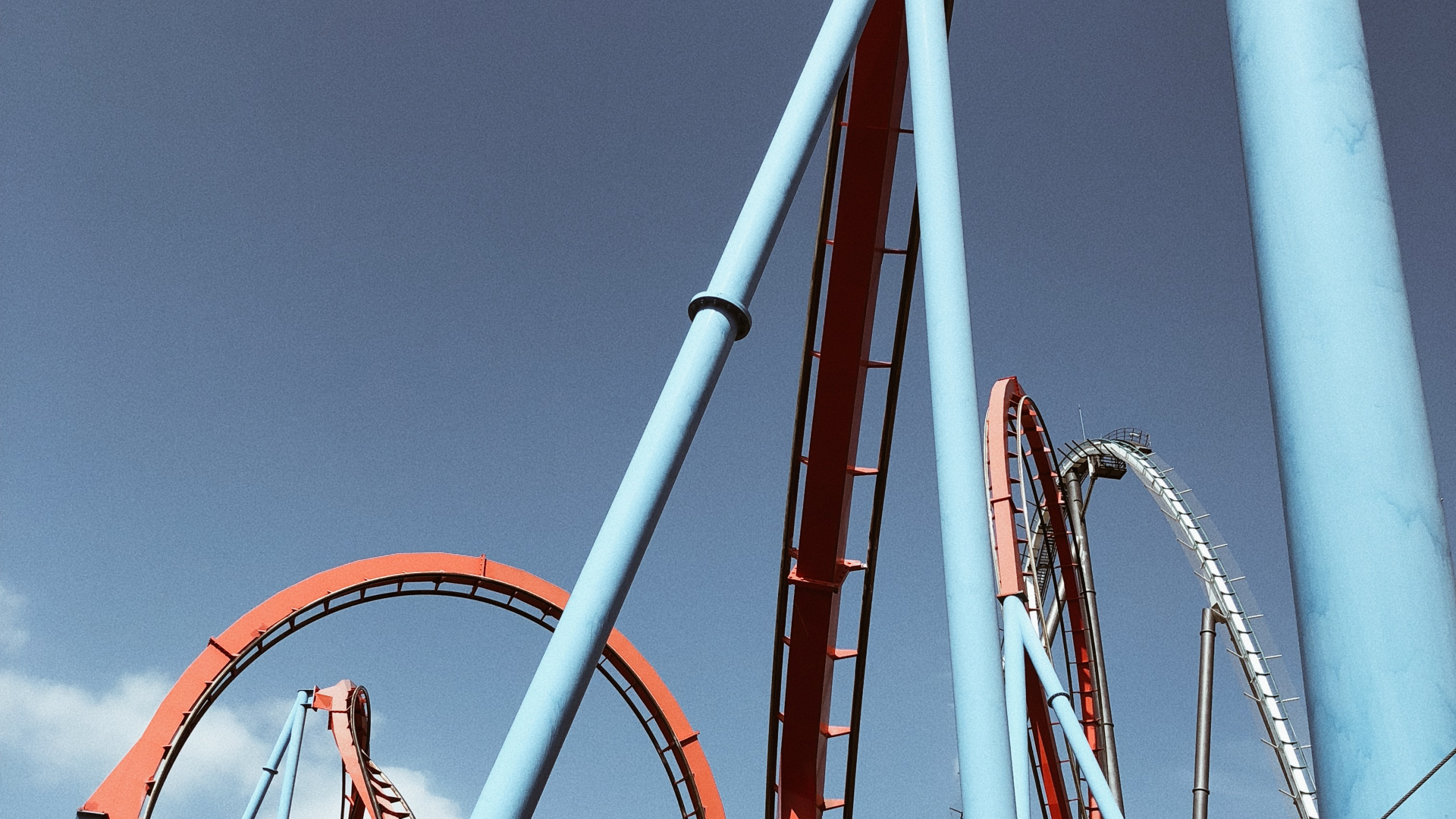 Обои горки, достопримечательность, парк развлечений, природа, дневное время в разрешении 2560x1440