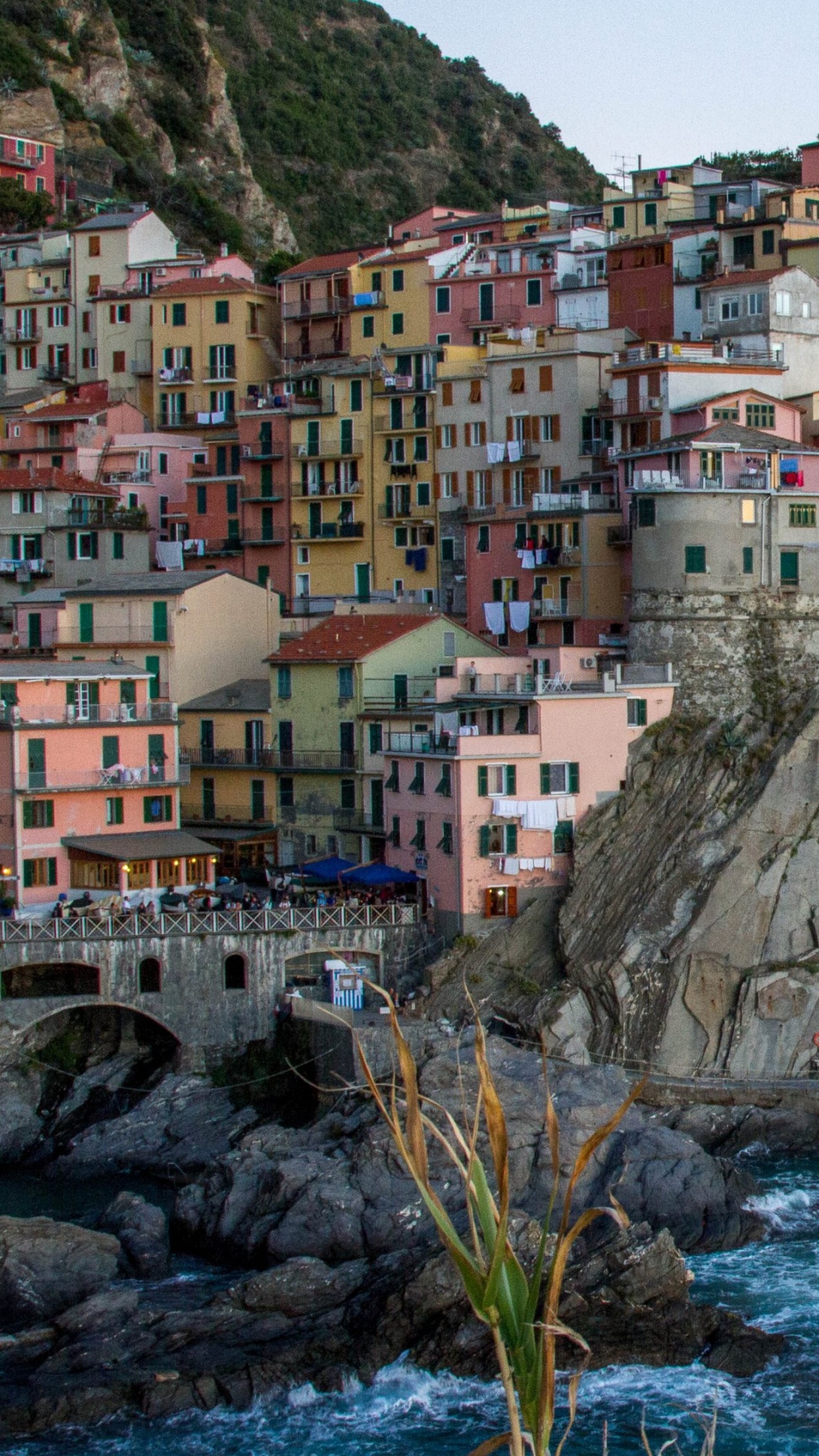 Обои Вернацца, побережье, море, мыс, обрыв в разрешении 1080x1920