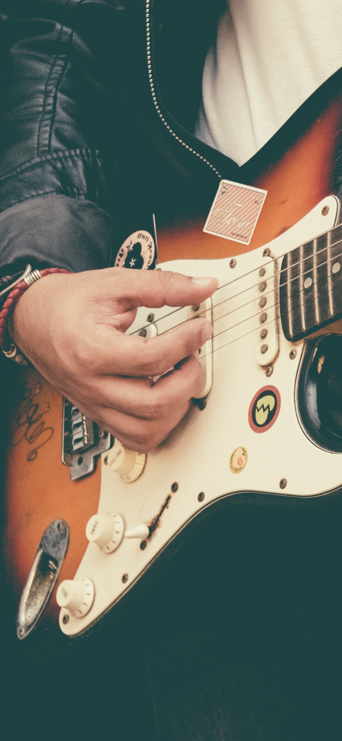 Обои гитара, басгитара, электрогитара, струнный инструмент, гитарист в разрешении 1125x2436