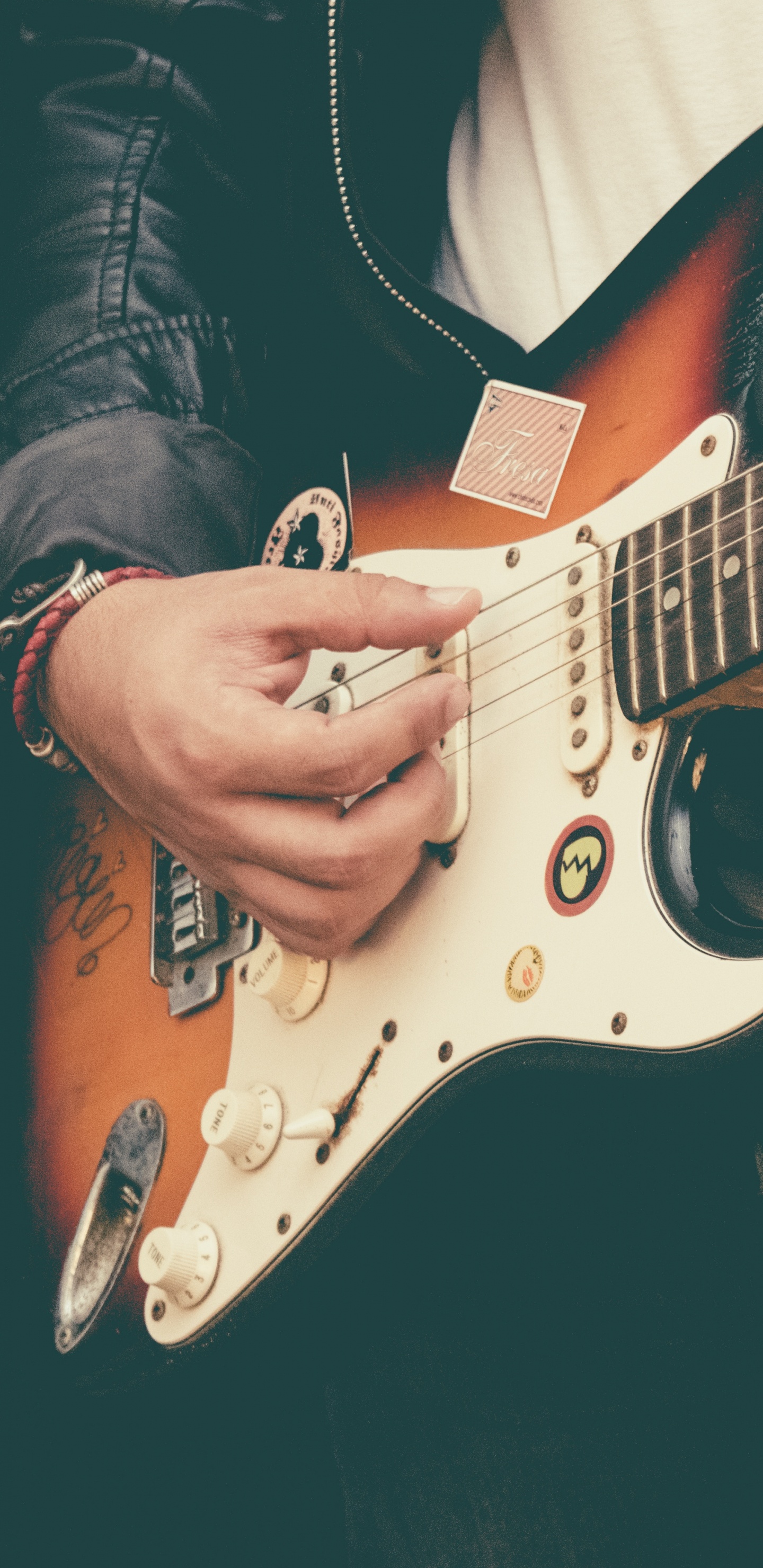 Обои гитара, басгитара, электрогитара, струнный инструмент, гитарист в разрешении 1440x2960