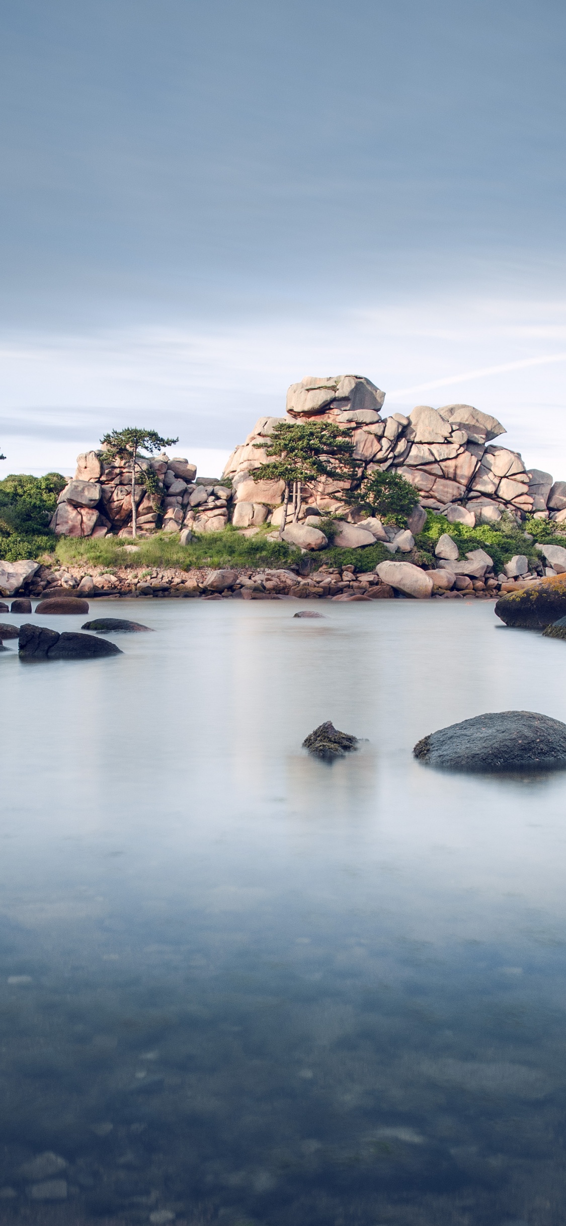 Обои отражение, смартфон, водоем, вода, природа в разрешении 1125x2436