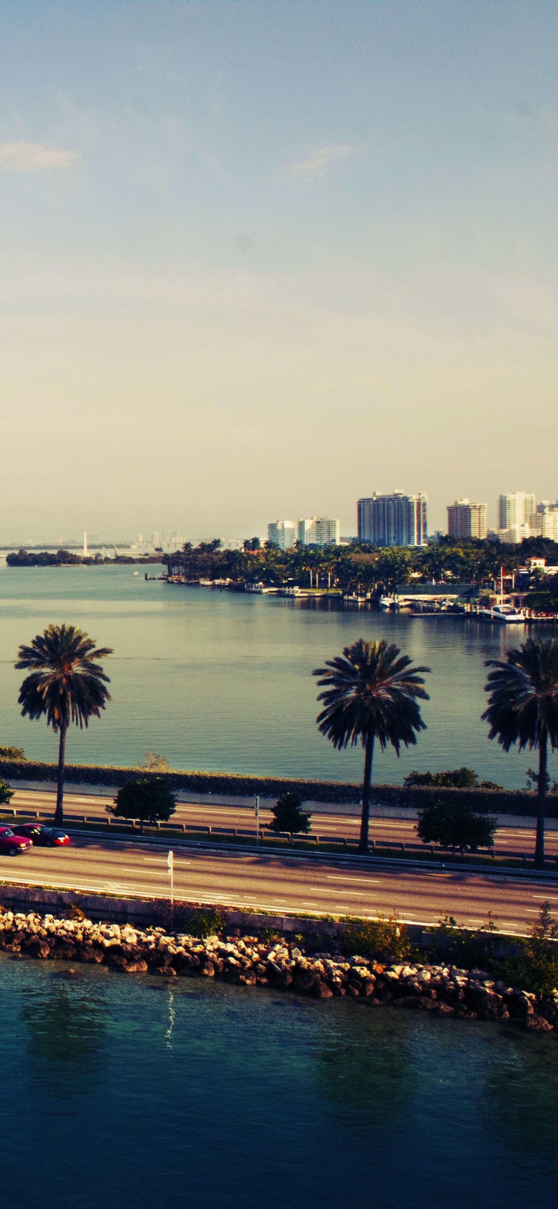 Обои водоем, вода, отражение, синий, гидроресурсы в разрешении 1125x2436