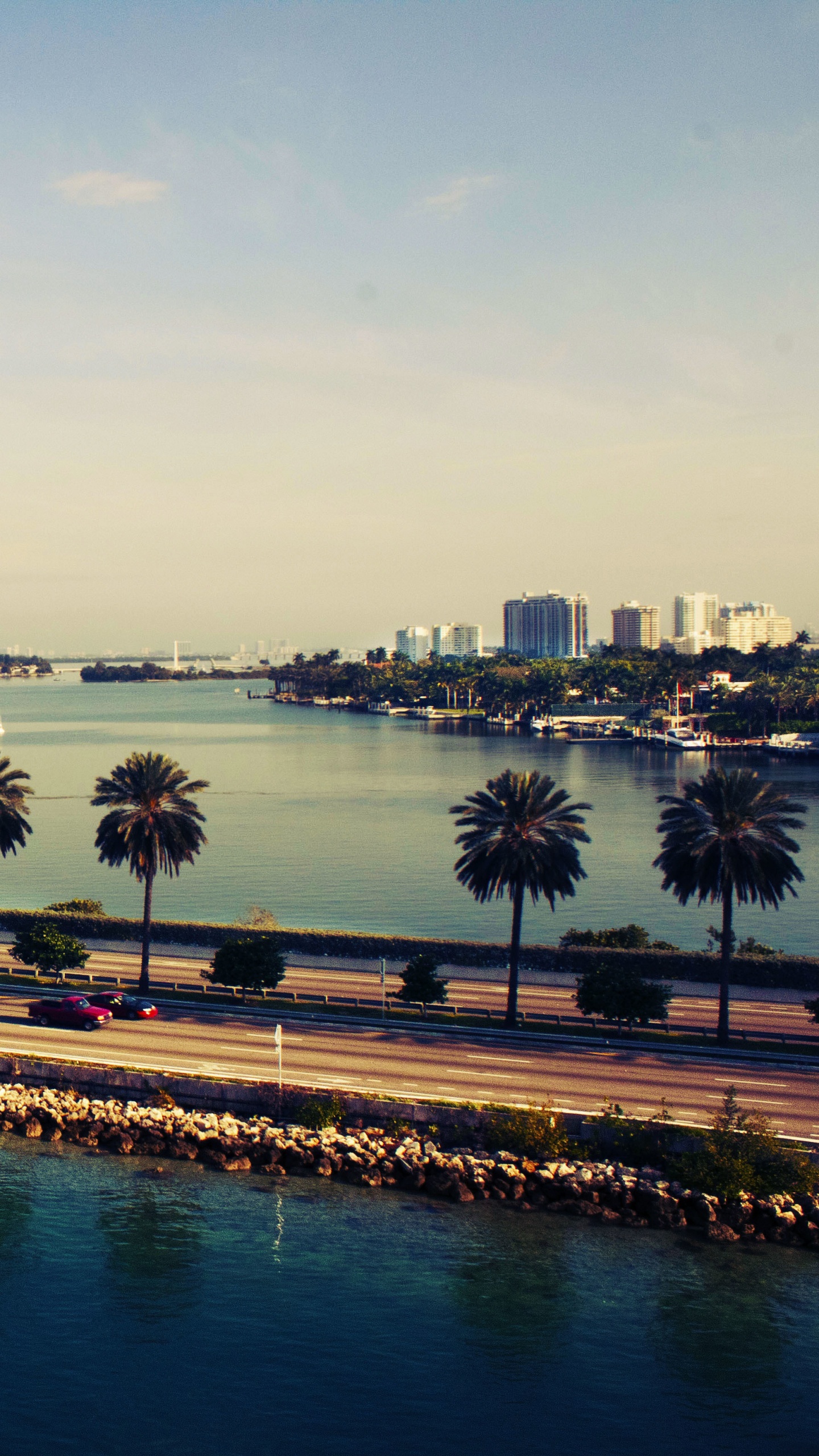 Обои водоем, вода, отражение, синий, гидроресурсы в разрешении 1440x2560