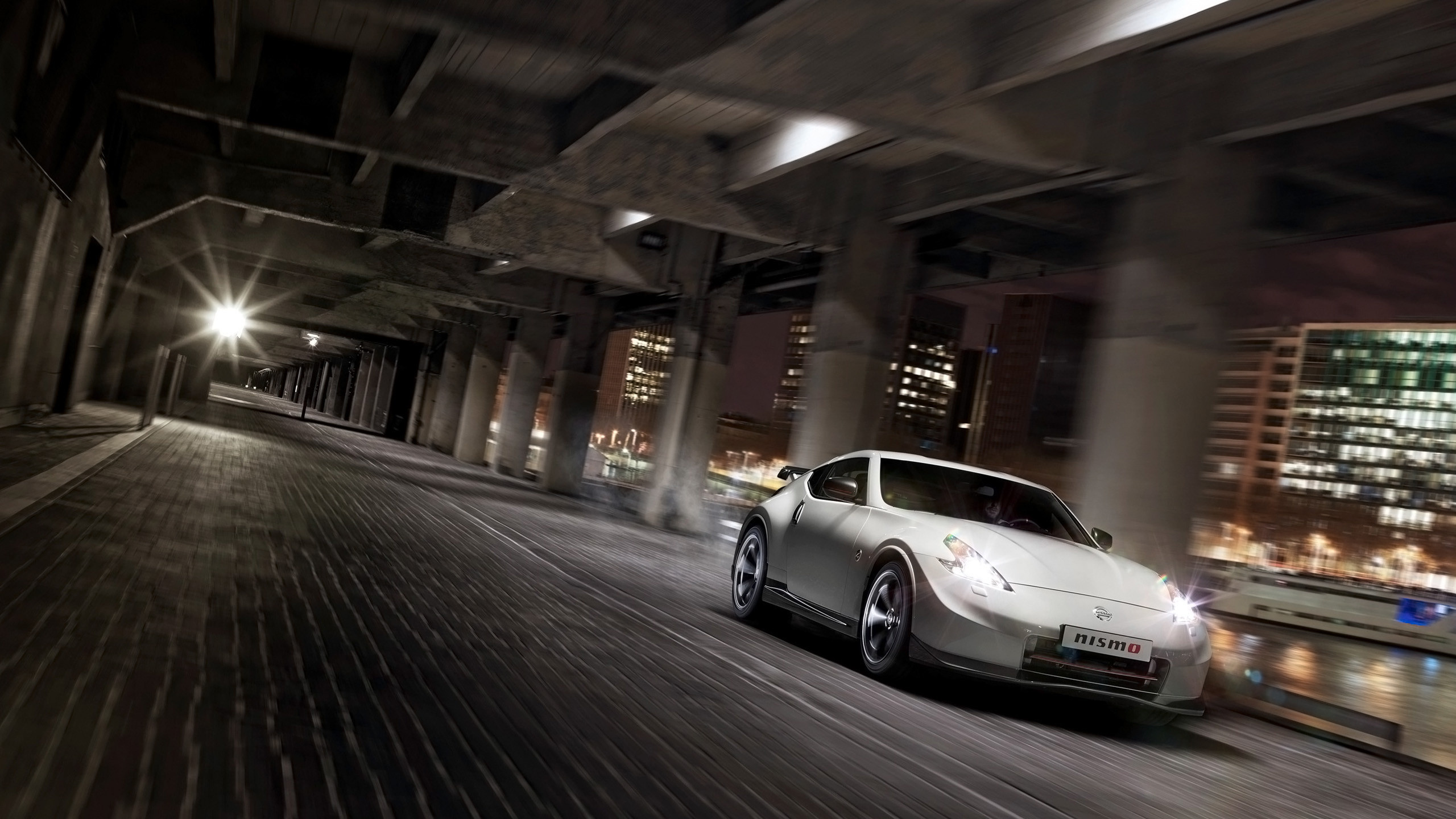 Обои Ниссан, авто, Nissan и NISMO 370z вышли 2014, нисмо, кузов купе в разрешении 2560x1440