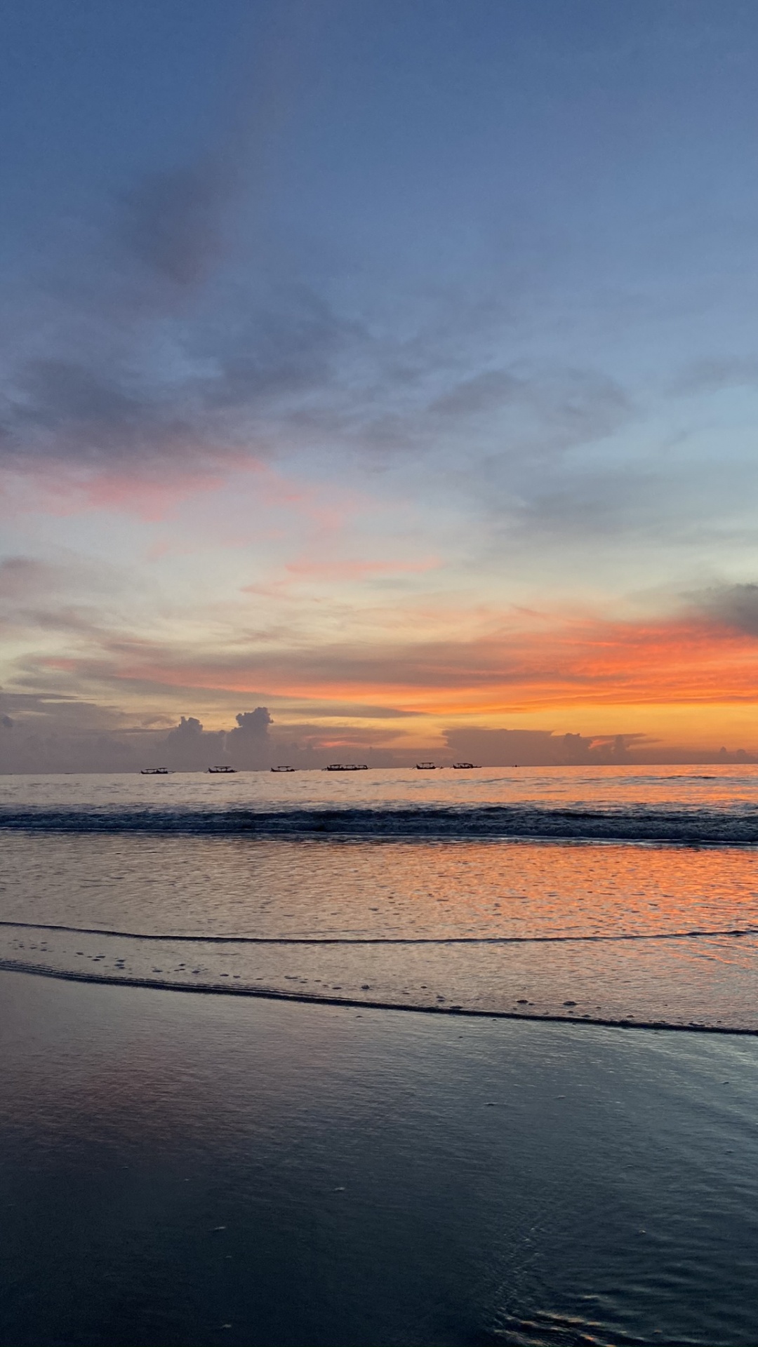 Обои водоем, жидкость, жидкий, сумрак, облако в разрешении 1080x1920