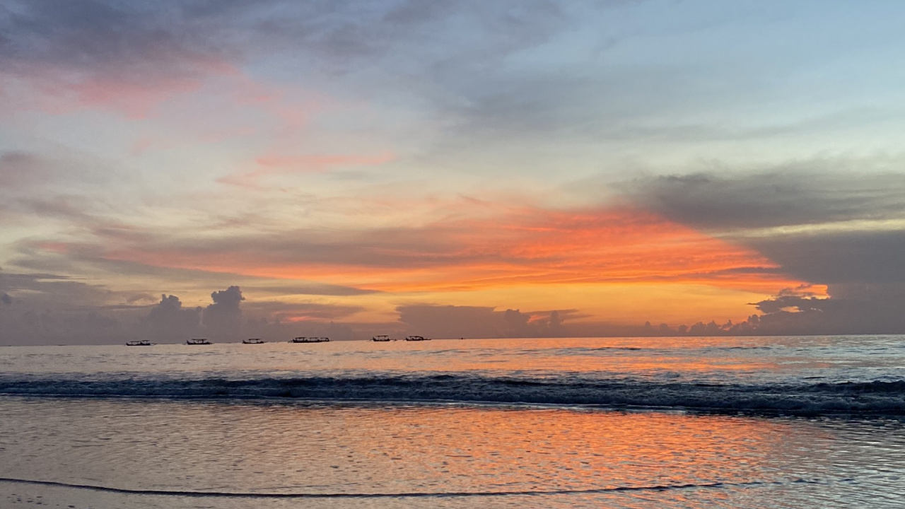 Обои водоем, жидкость, жидкий, сумрак, облако в разрешении 1280x720