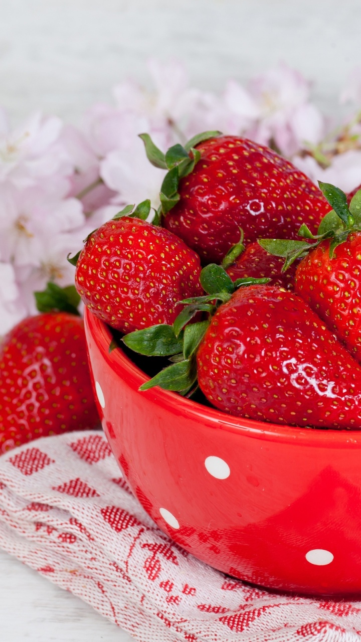 Обои клубника, ягоды, фрукты, пломбир, пища в разрешении 720x1280