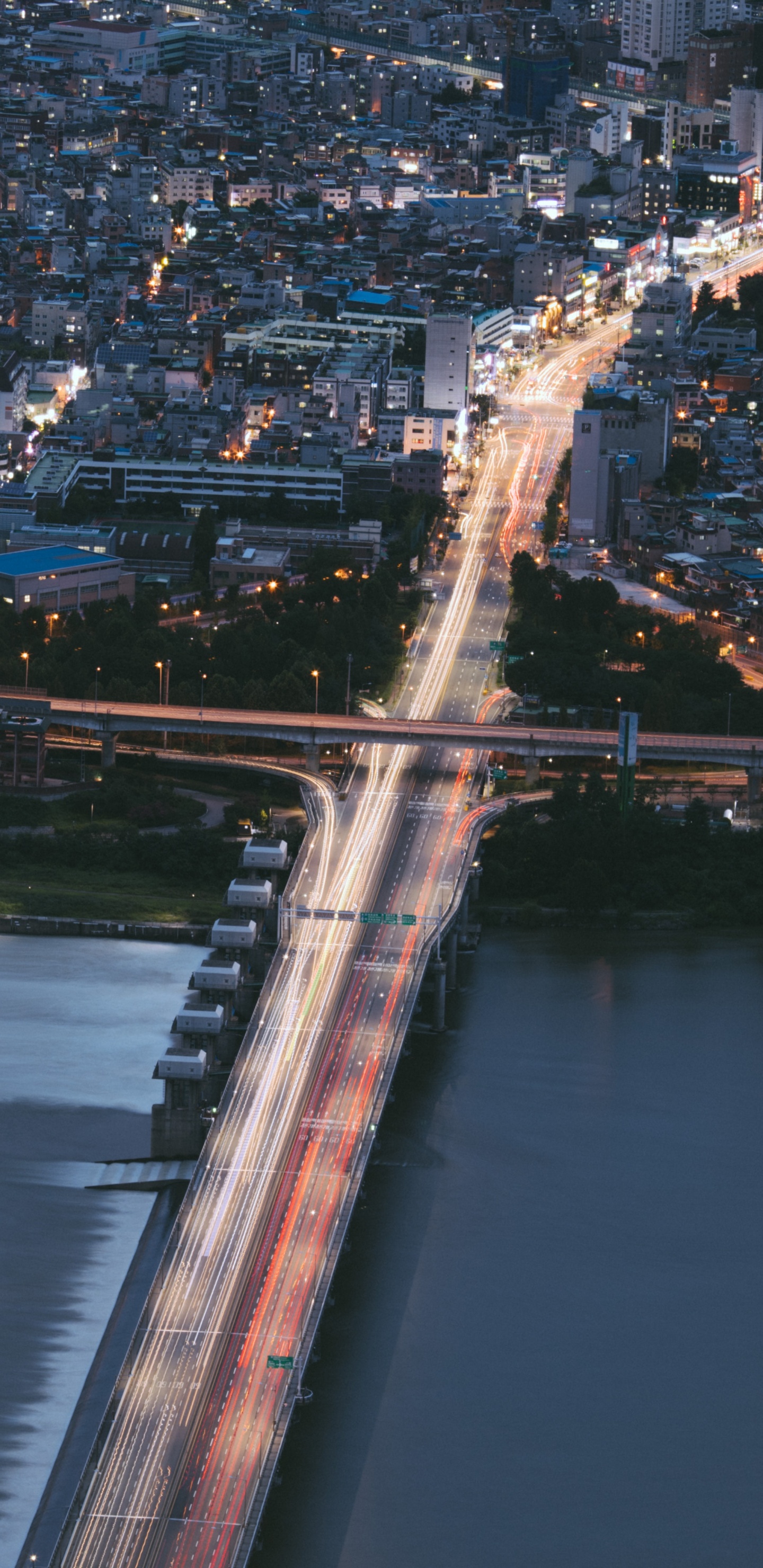 Обои вода, город, подвесной мост, реки, городской пейзаж в разрешении 1440x2960