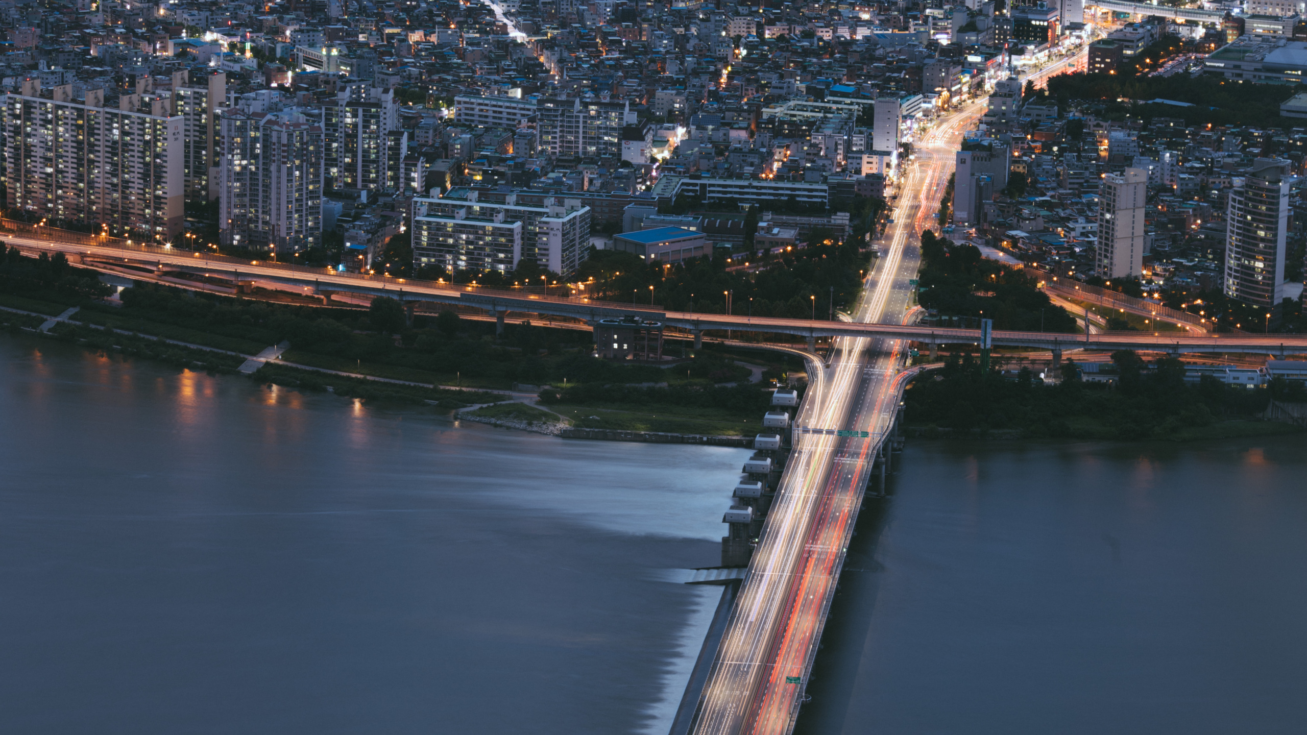 Обои вода, город, подвесной мост, реки, городской пейзаж в разрешении 2560x1440