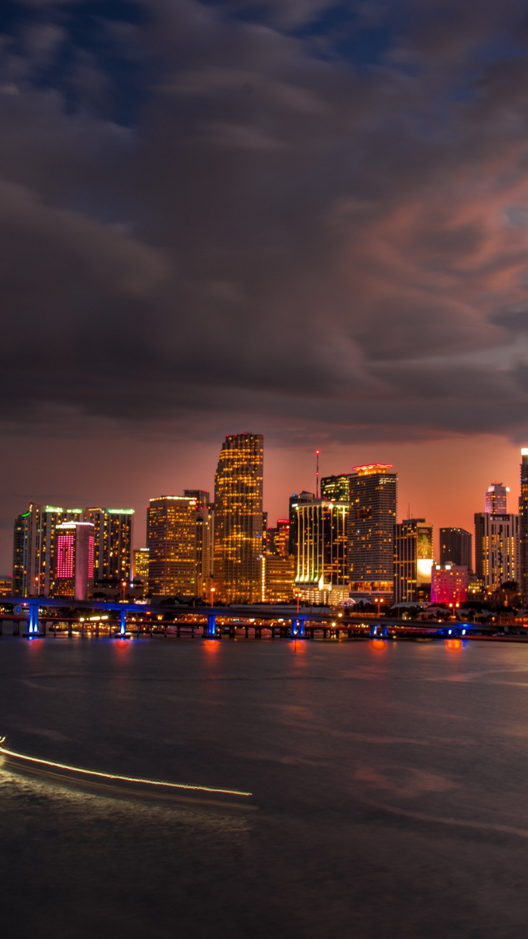 Обои городской пейзаж, уличный фонарь, облако, небоскреб, вода в разрешении 1080x1920