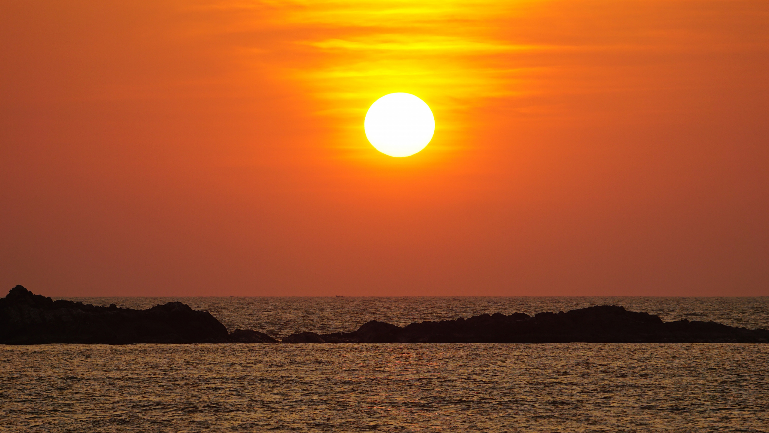 Обои горизонт, Водитель ЧВ Бали, закат, восход солнца, солнце в разрешении 2560x1440