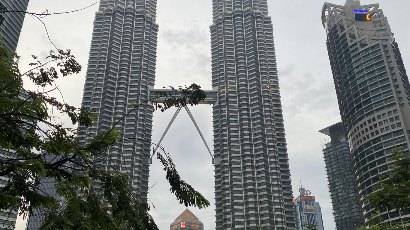 Обои башни петронас, Куала Лумпур, Малайзия, башни-близнецы Петронас, небоскреб в разрешении 1366x768