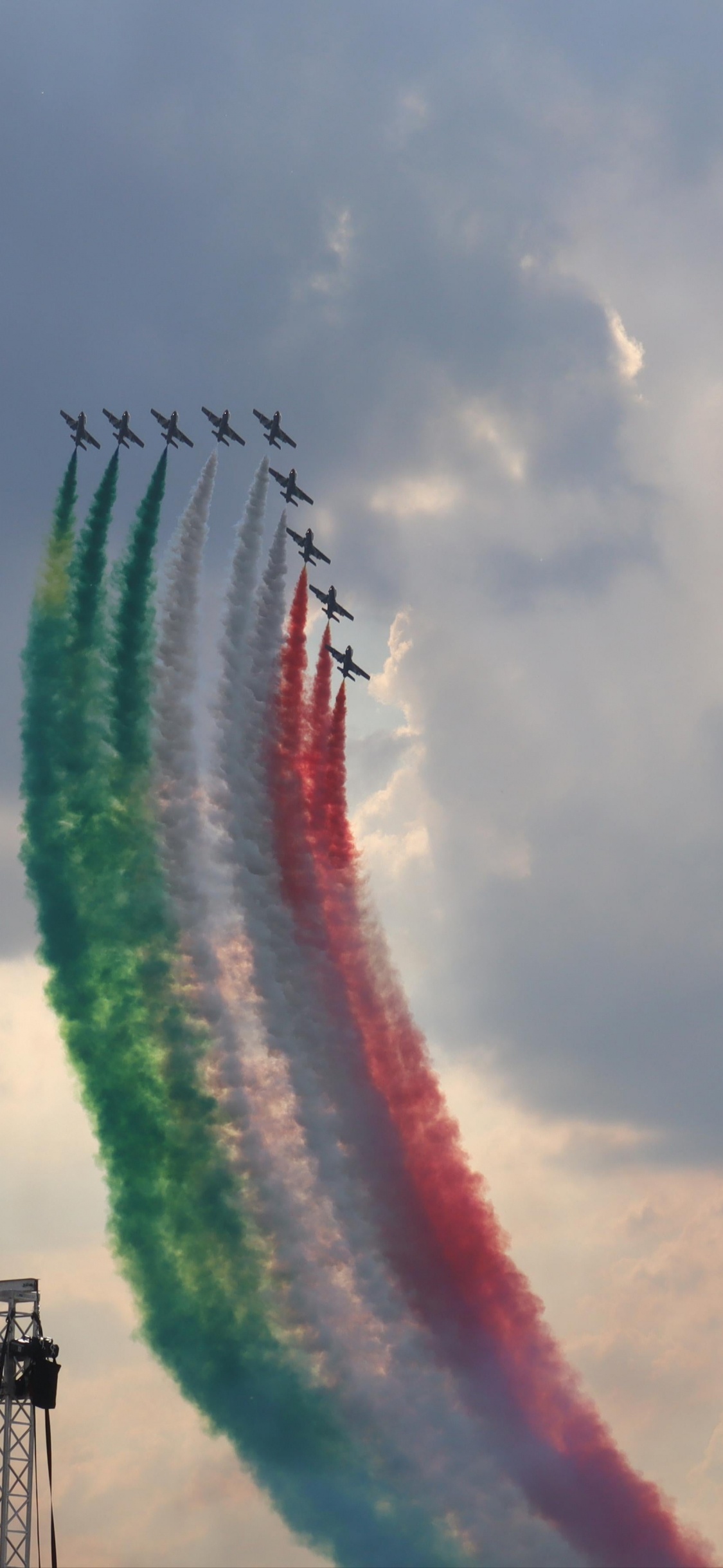 Обои облако, самолеты, Производитель аэрокосмической, высший пилотаж, растение в разрешении 1125x2436