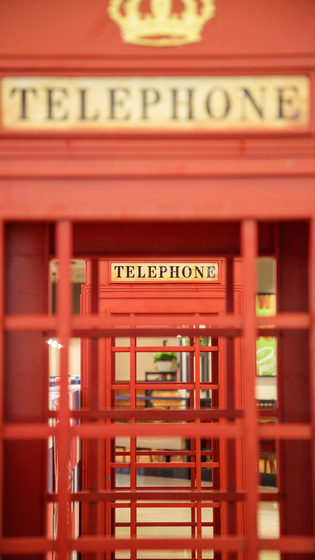 Обои Красная телефонная будка, телефон, красный цвет, здание, фасад в разрешении 1080x1920