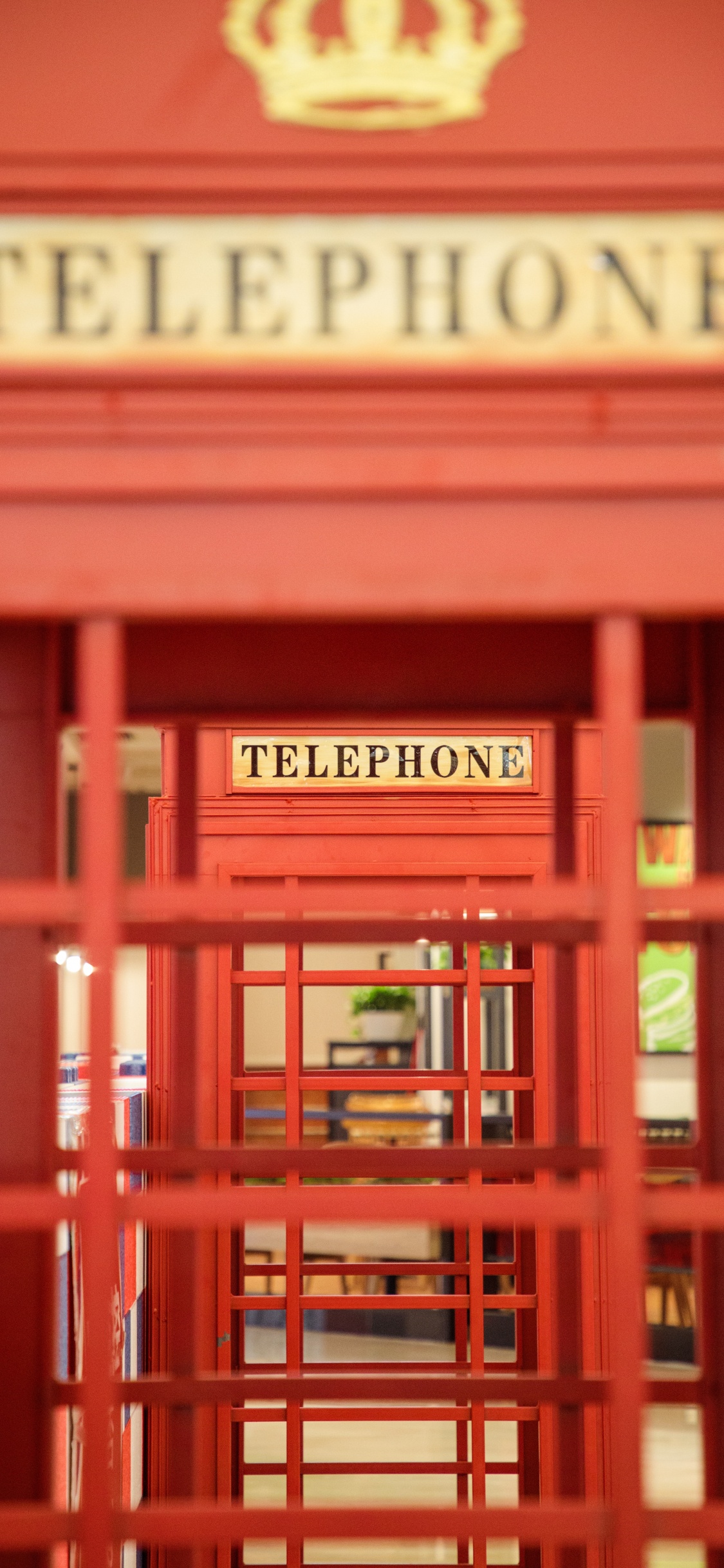 Обои Красная телефонная будка, телефон, красный цвет, здание, фасад в разрешении 1125x2436