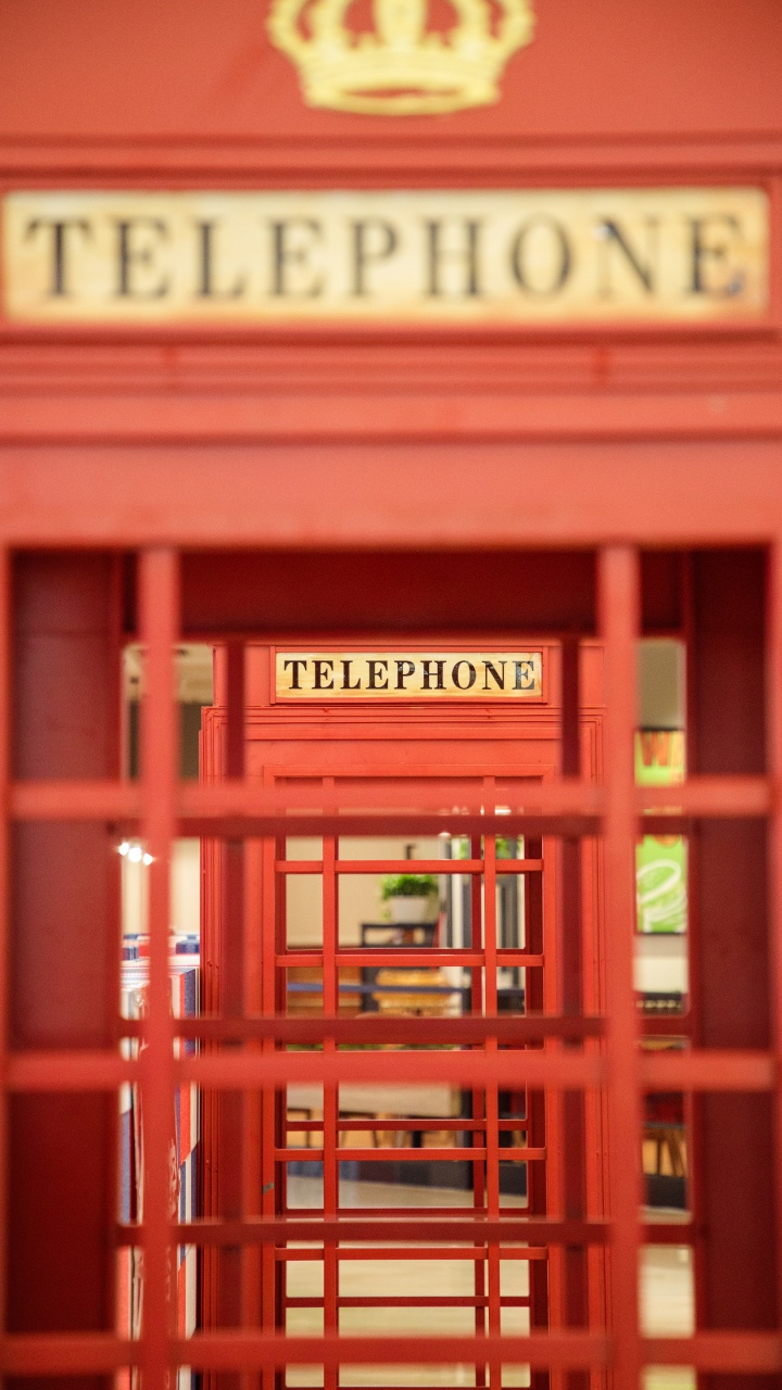 Обои Красная телефонная будка, телефон, красный цвет, здание, фасад в разрешении 720x1280