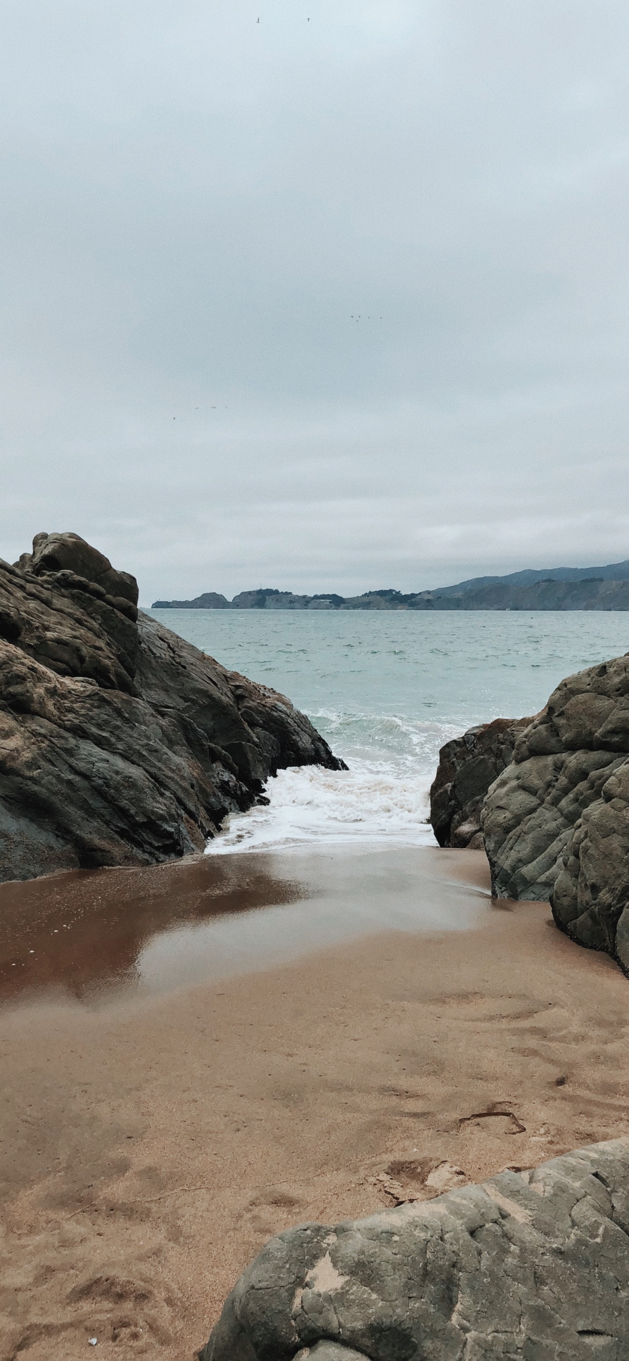 Обои море, рок, гидроресурсы, коренная порода, водоток в разрешении 1242x2688