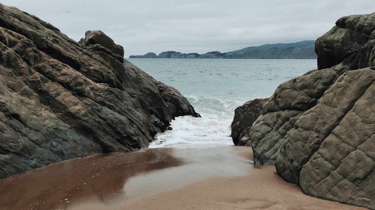 Обои море, рок, гидроресурсы, коренная порода, водоток в разрешении 1280x720