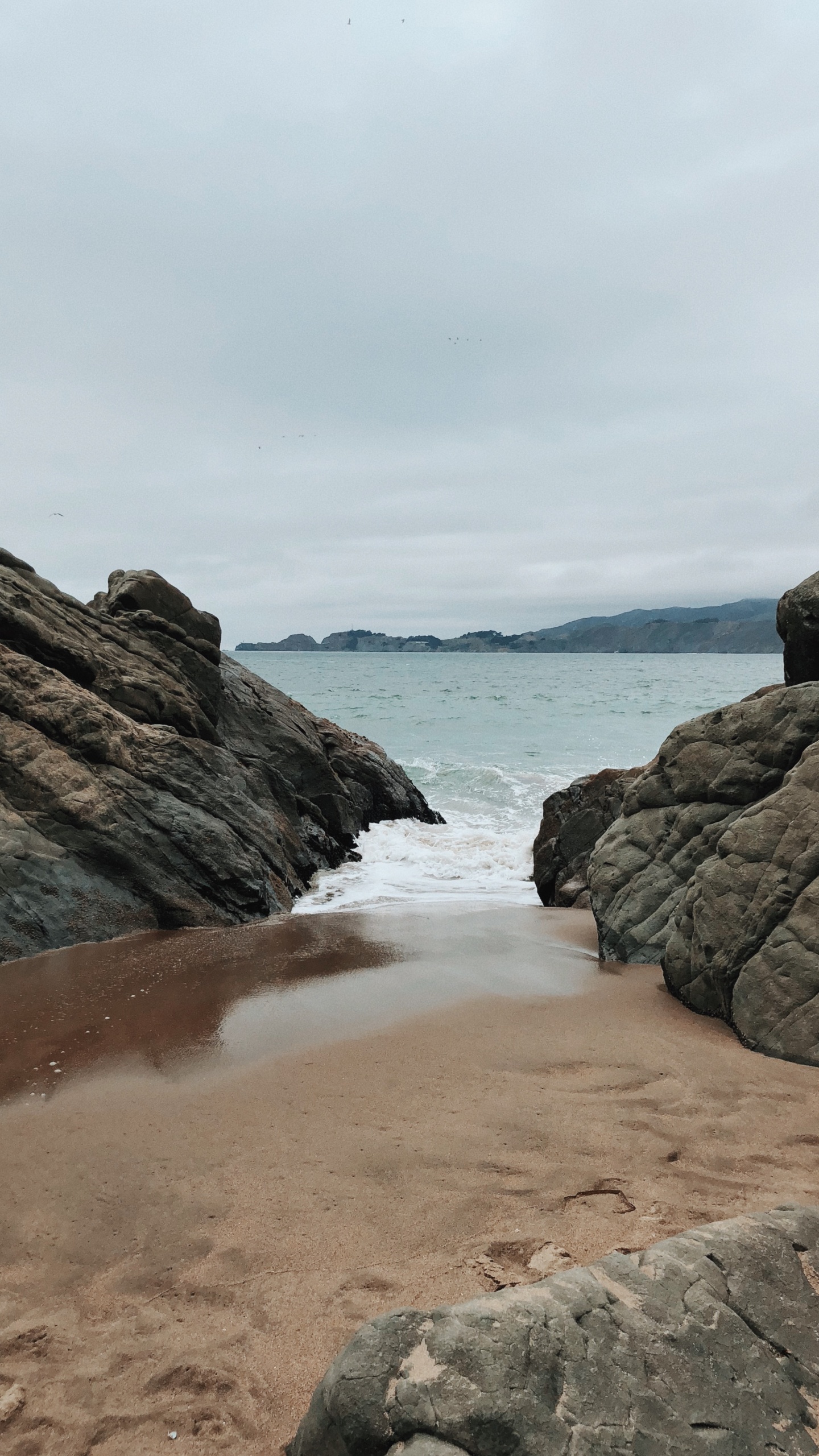 Обои море, рок, гидроресурсы, коренная порода, водоток в разрешении 1440x2560