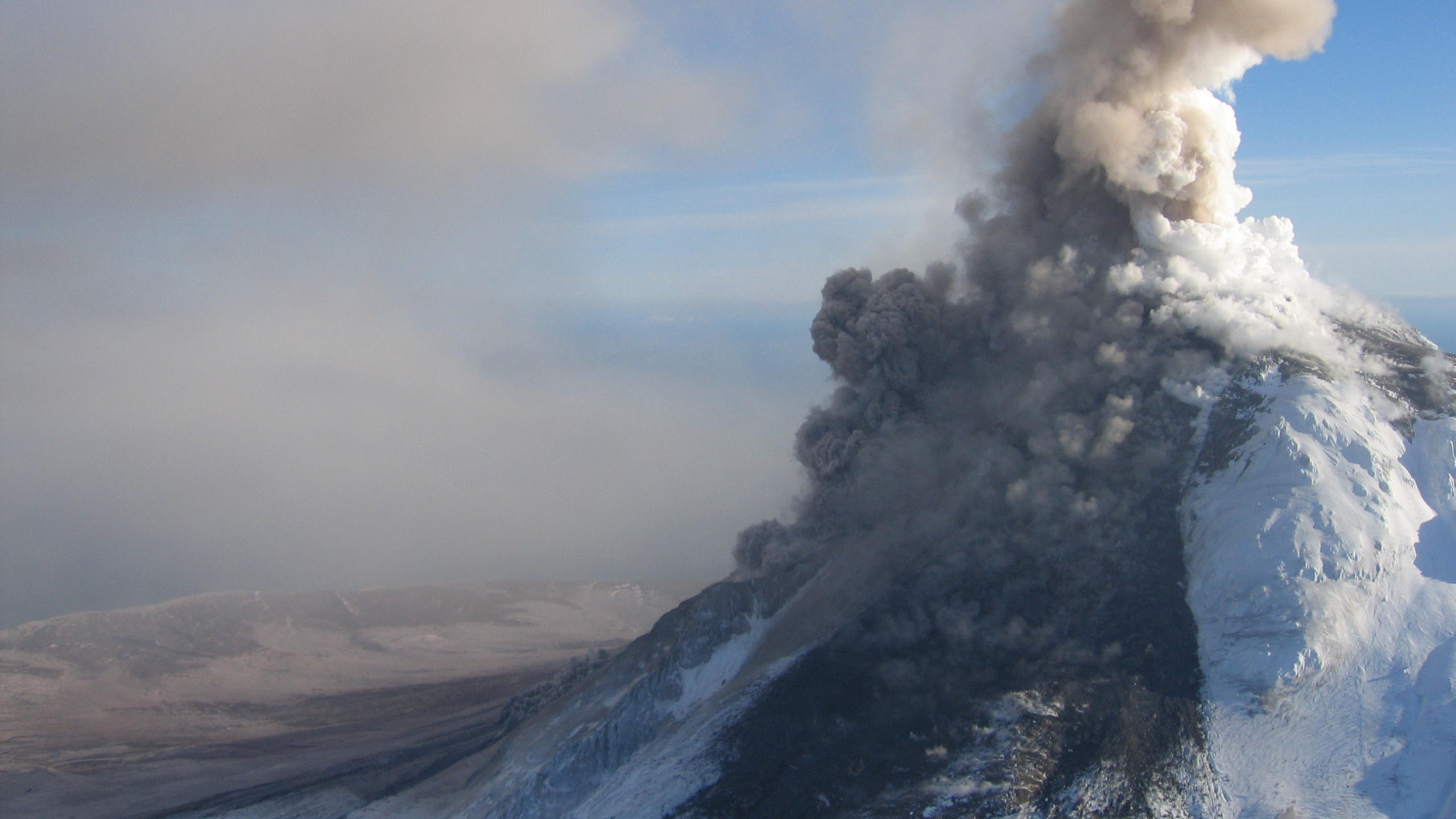 Обои типы вулканических извержений, стратовулкан, вулкан, лава, подводные вулканы в разрешении 2560x1440