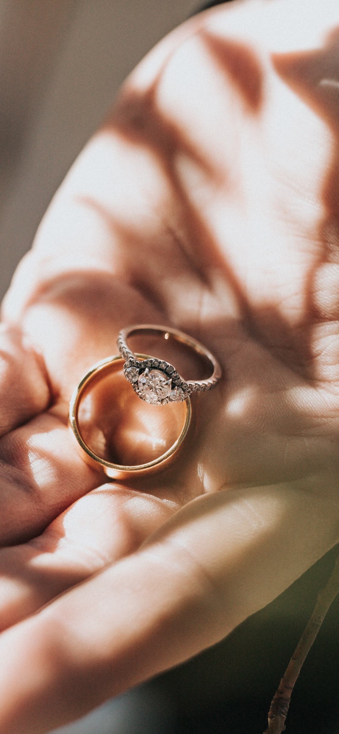 Обои алмаз, ювелирные изделия, кольцо, обручальное кольцо, палец в разрешении 1125x2436