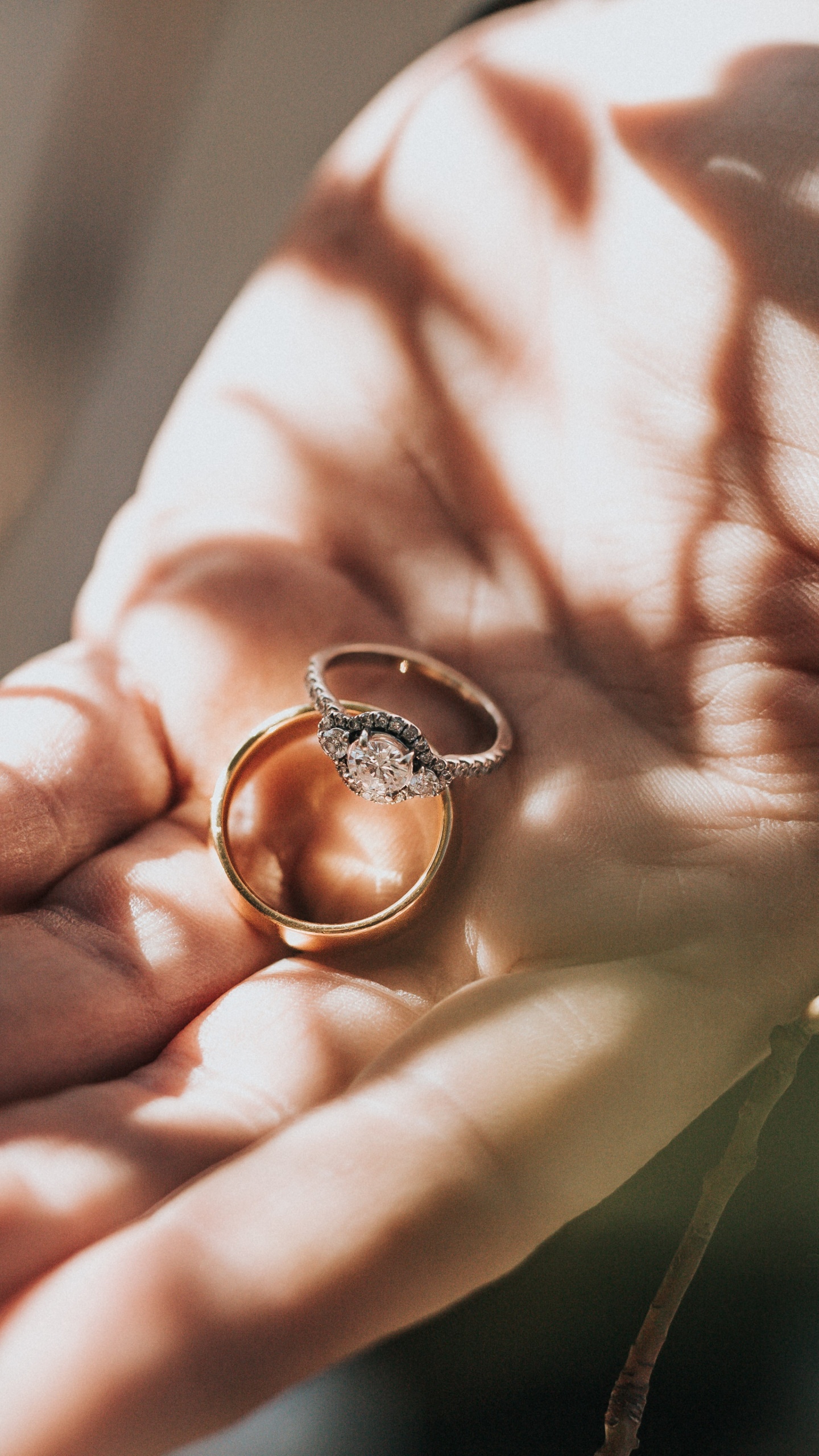 Обои алмаз, ювелирные изделия, кольцо, обручальное кольцо, палец в разрешении 1440x2560