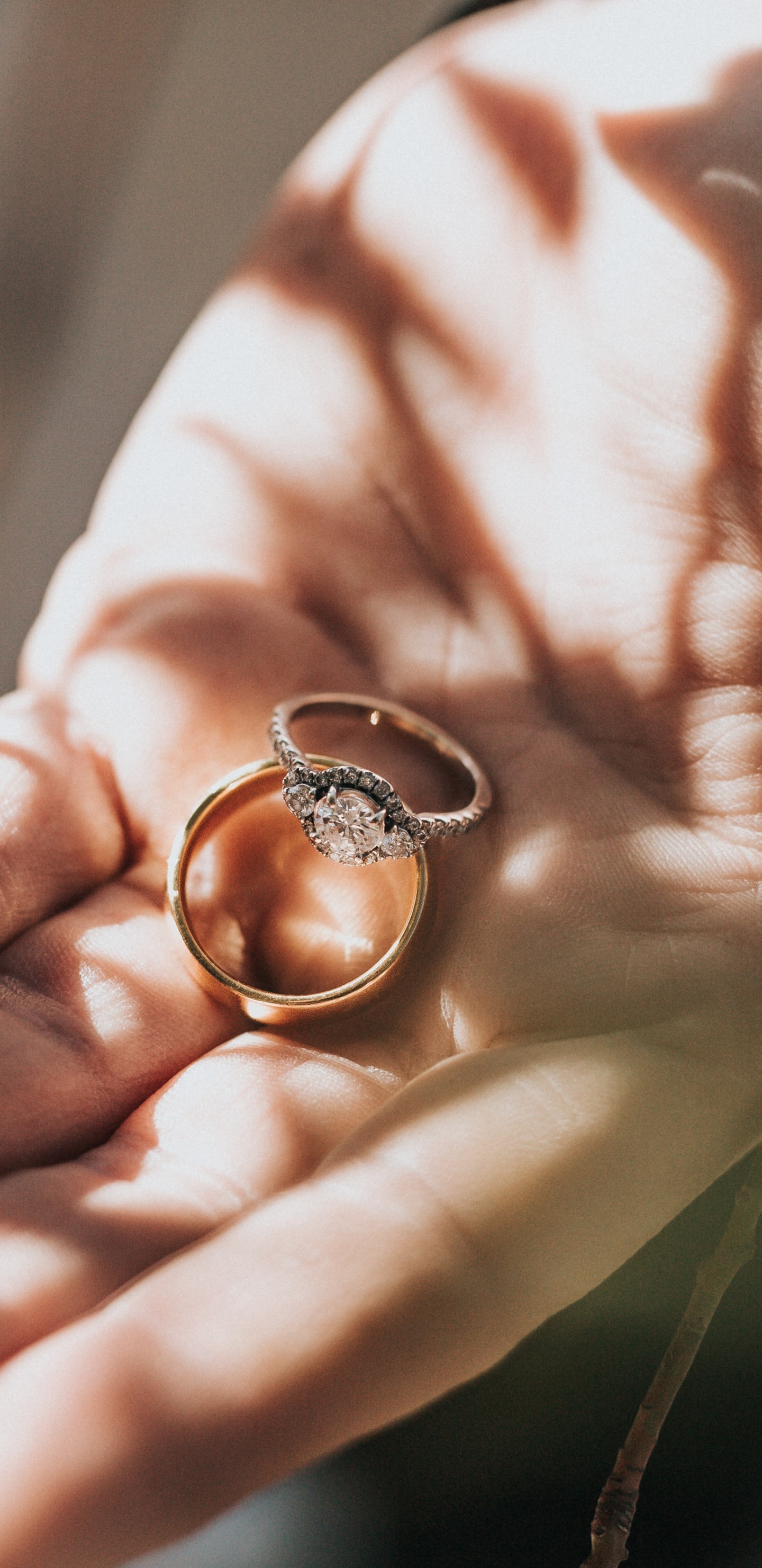 Обои алмаз, ювелирные изделия, кольцо, обручальное кольцо, палец в разрешении 1440x2960