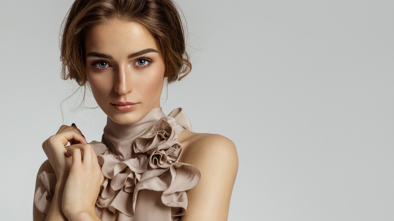 Обои купон, модель, сустав, губа, плечо в разрешении 1366x768