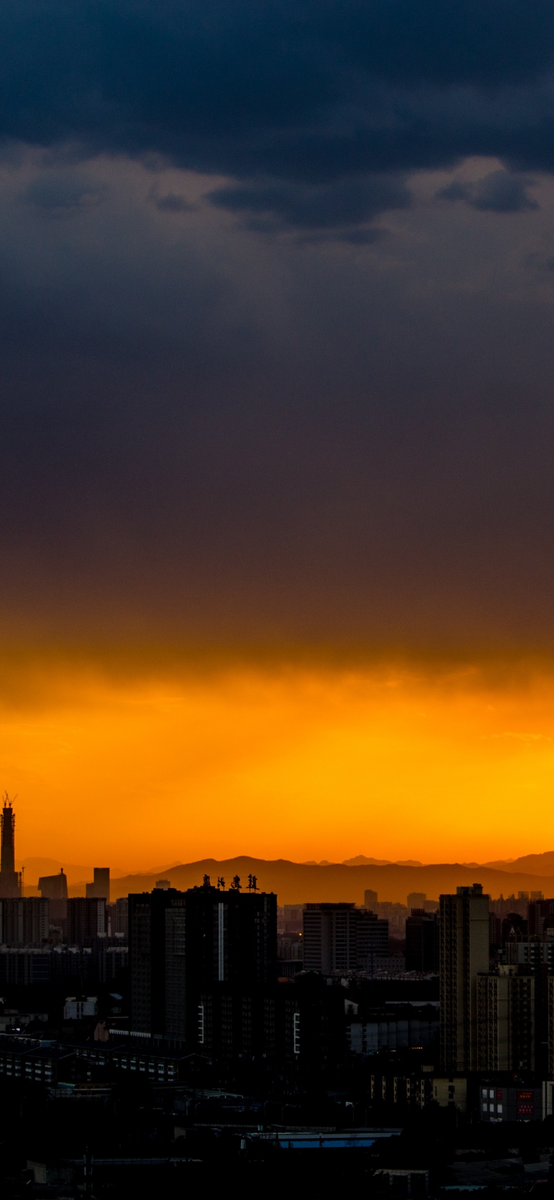 Обои облако, ночь, закат, послесвечение, городской район в разрешении 1125x2436